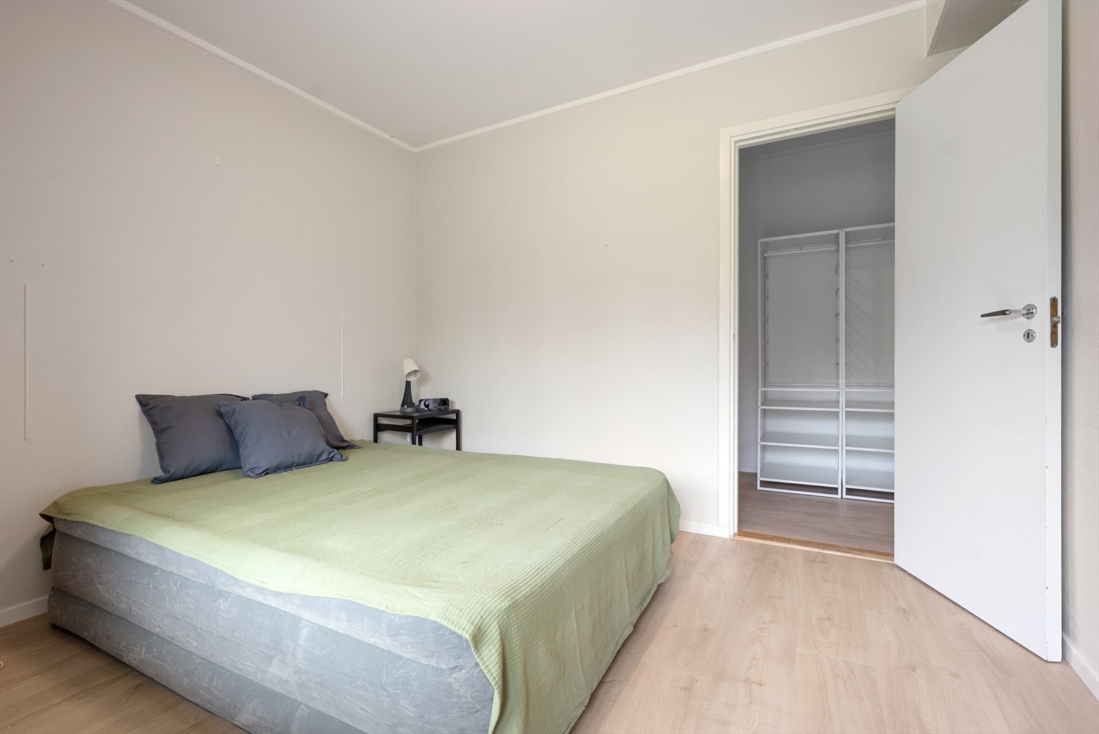 Soverommet er tilknyttet walk-in garderobe. Galleribilde