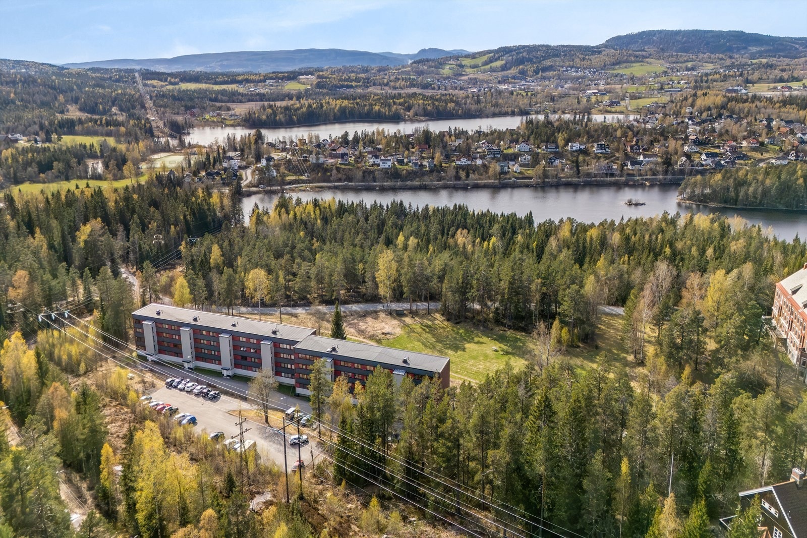Pendlerhverdagen er også enkel med gangavstand til buss(3 bussholdeplasser innenfor 900 meter fra leiligheten, nærmeste er kun 2 min. gange fra leiligheten) Galleribilde
