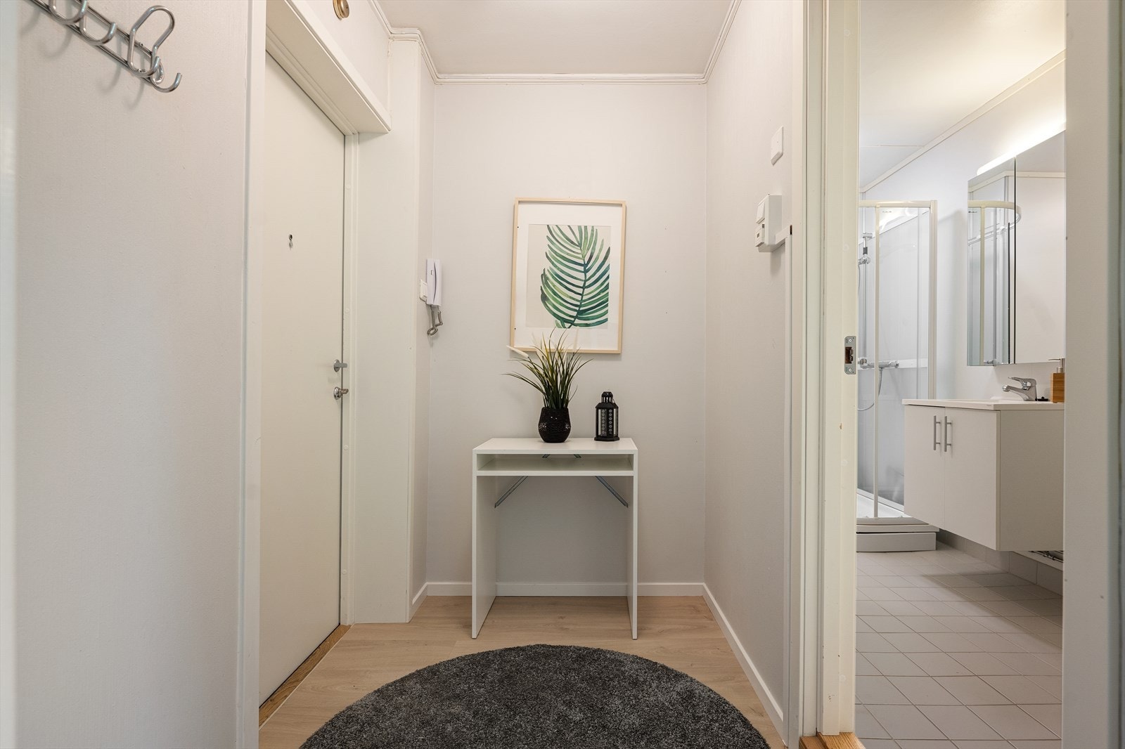 Lys entré med nye gulv(2026) og dørcalling. Galleribilde