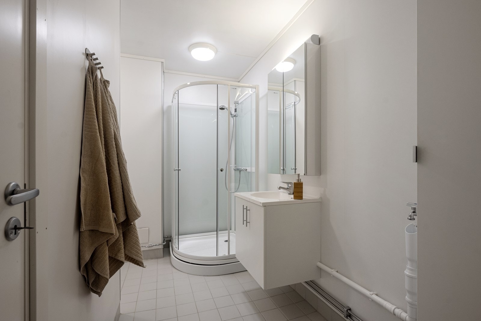 Badet er oppgradert i nyere tid, og har opplegg for vaskemaskin, samt varmekabler i gulv. Galleribilde