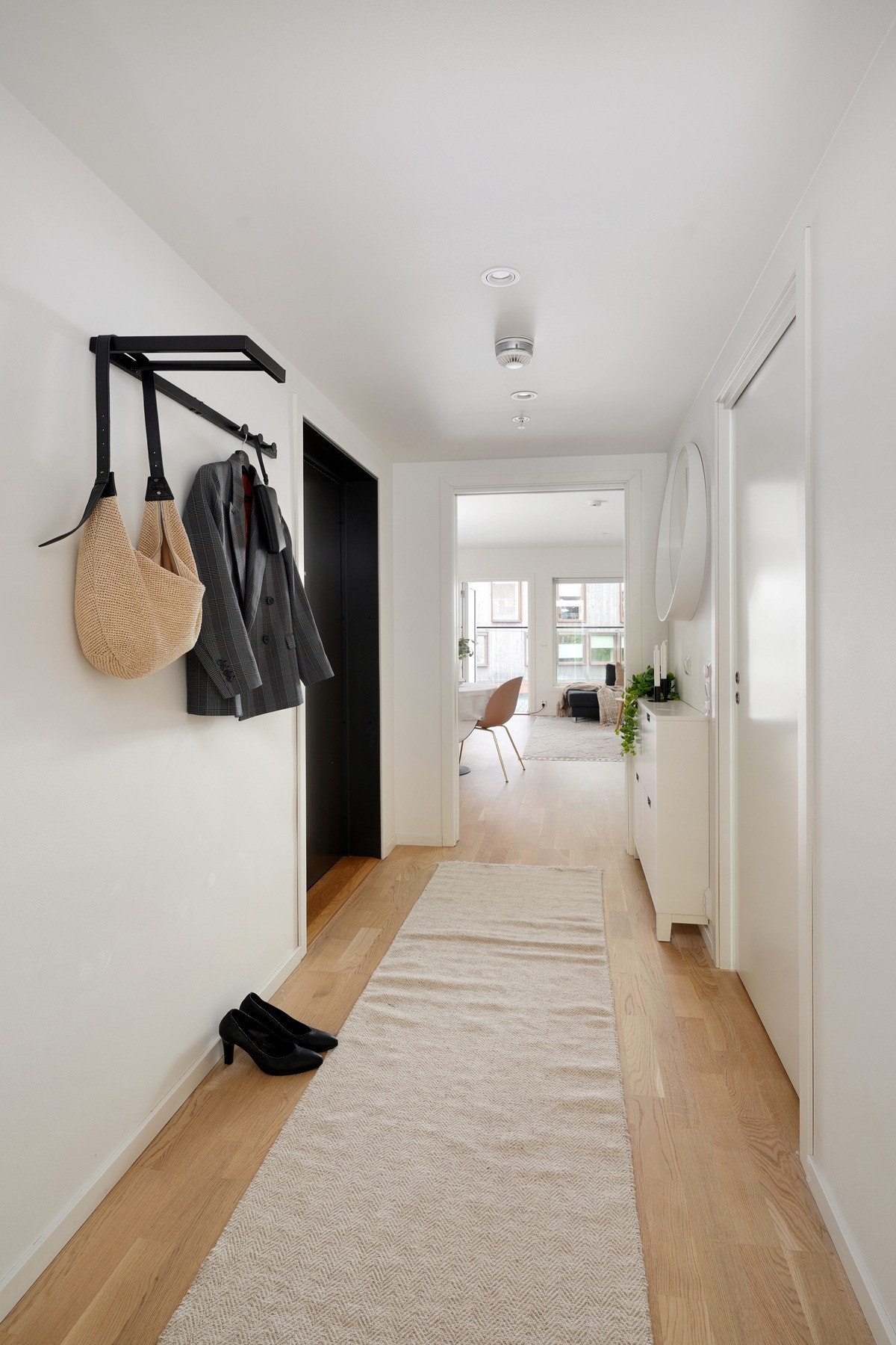 Her er det godt å komme hjem og hyggelig å ønske gjester velkommen. Rikelig med plass til å henge fra seg yttertøy. Galleribilde