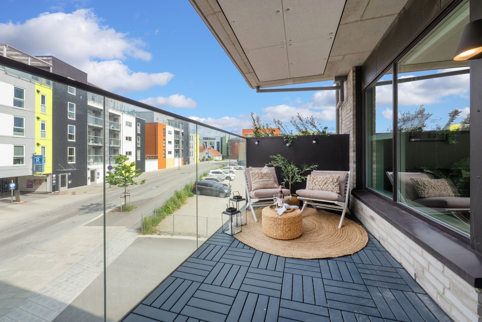 Stor og fin balkong med kveldssol. Galleribilde