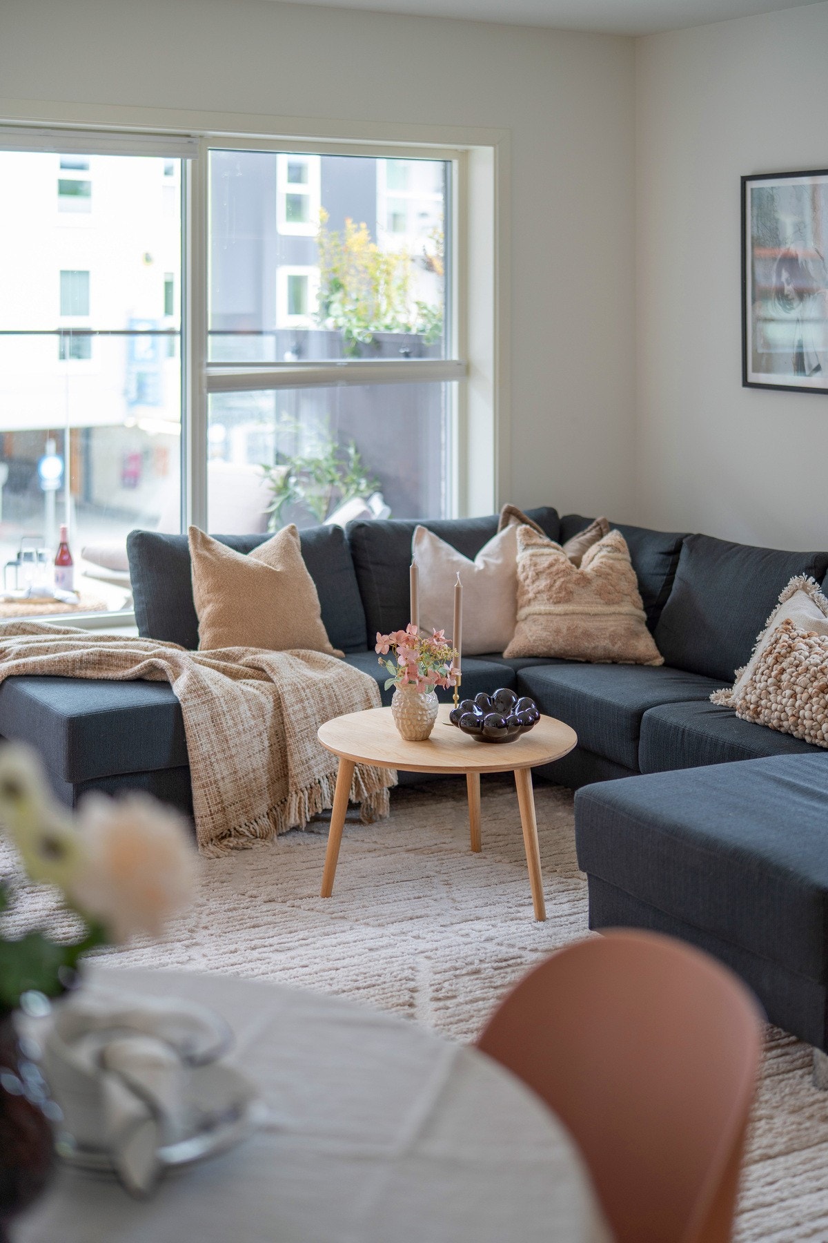 Store vindusflater slipper inn mye naturlig lys og skaper god romfølelse. Galleribilde