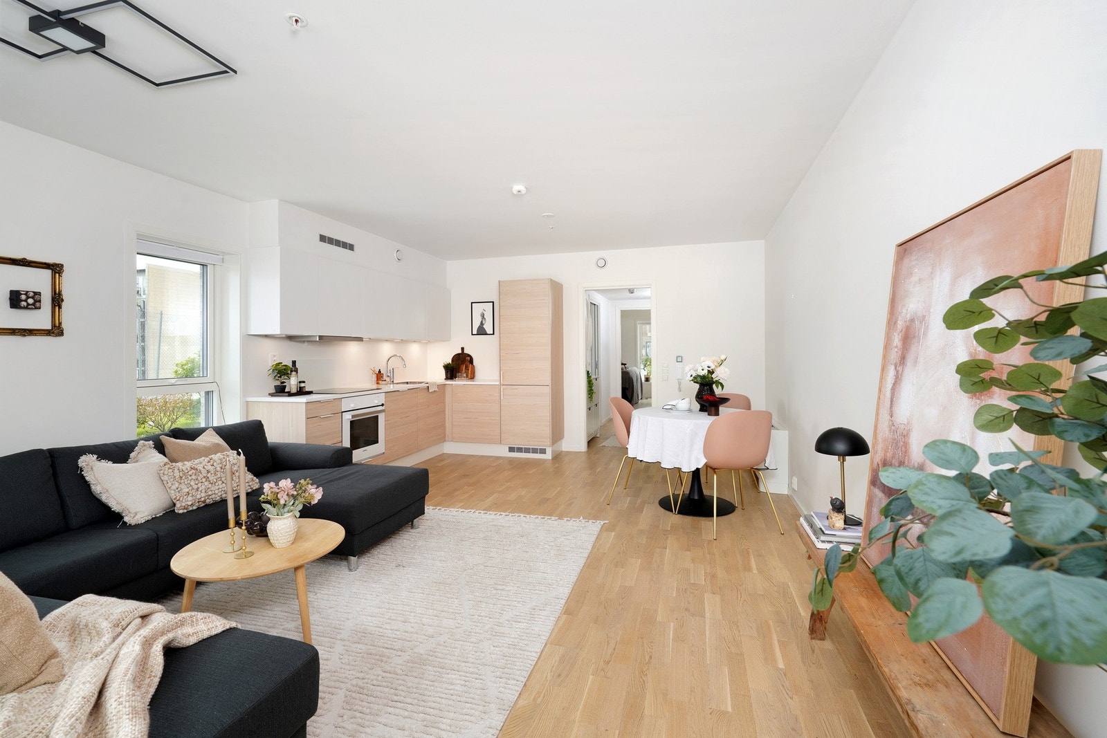 Stue/kjøkken med god plass til spisebord, sofakrok, tv m/benk. Galleribilde
