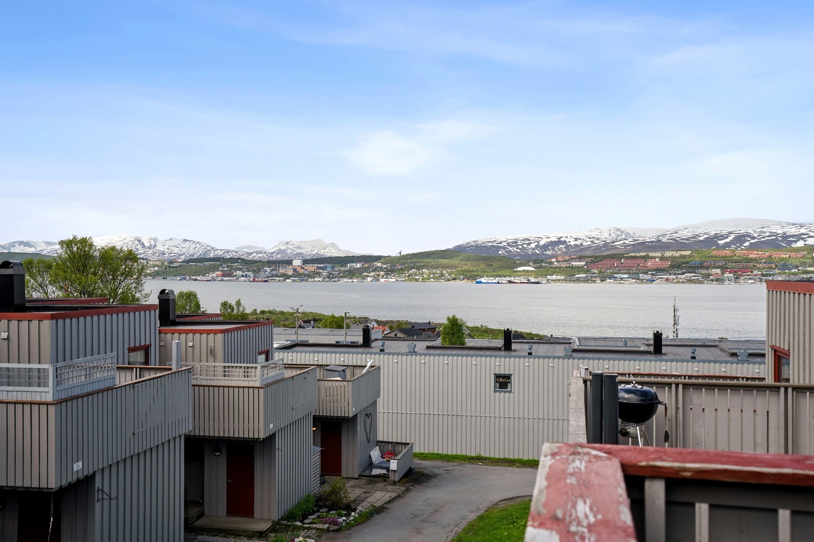 Fra boligen er det utsikt over nærområdet og fjorden. Galleribilde