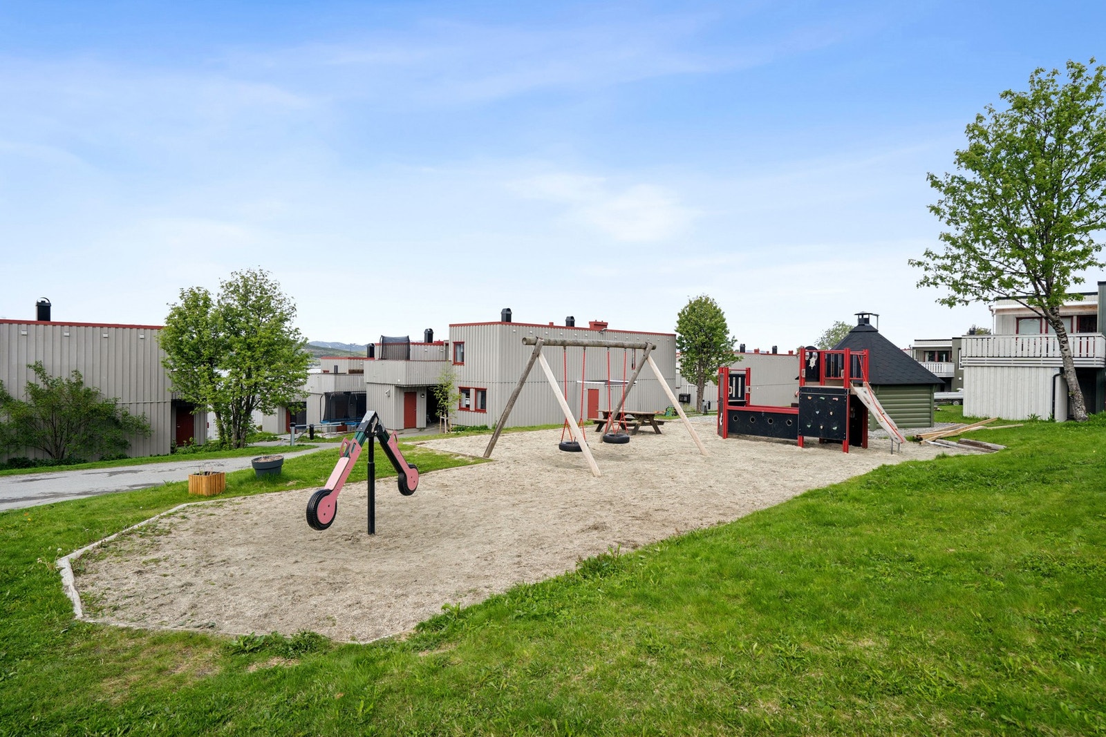 Borettslaget har felles lekeplass, noe som gjør området barnevennlig. Galleribilde