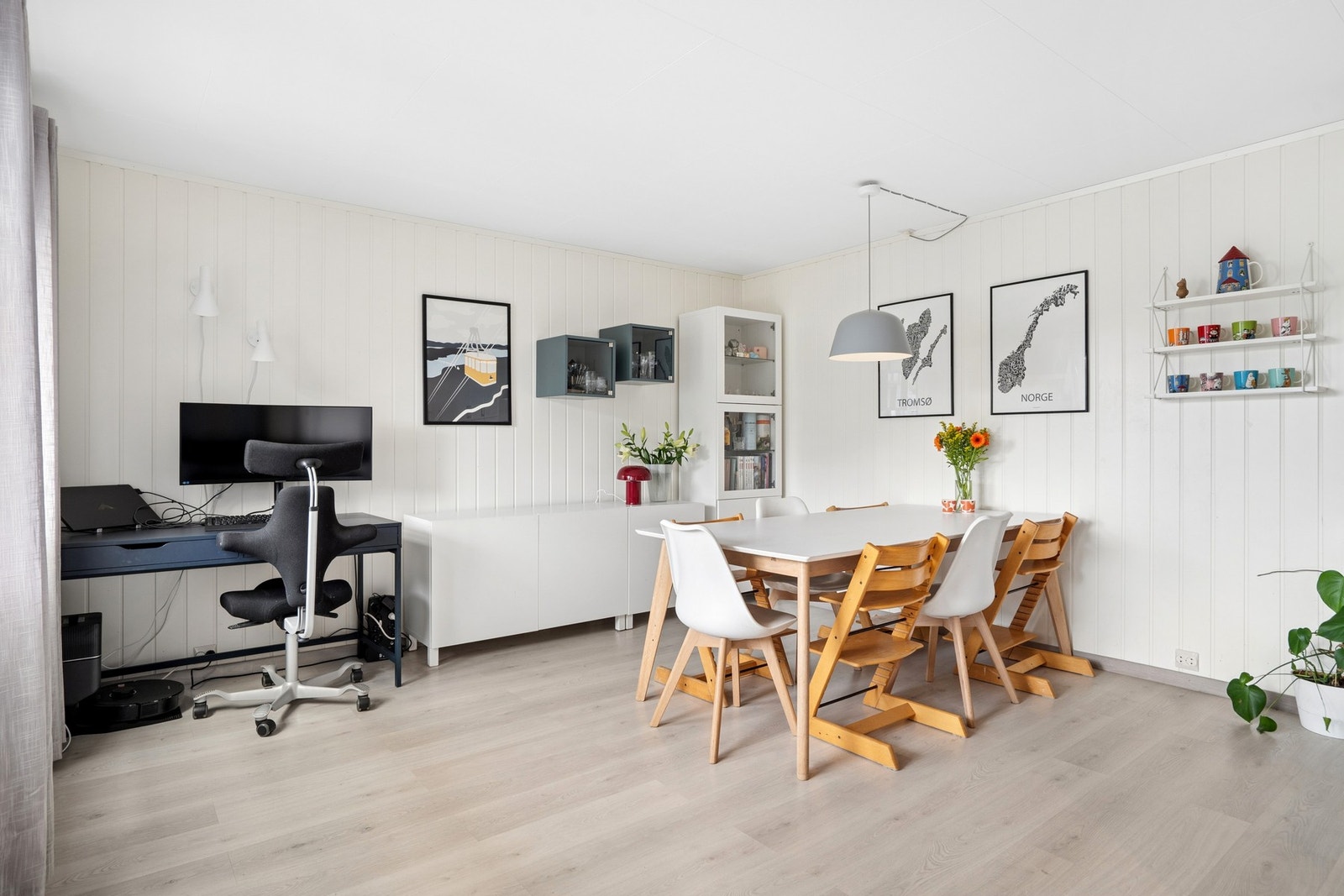Andre etasje er boligens sosiale sone, med god plass til både spisestue og en egen kontorplass. Galleribilde