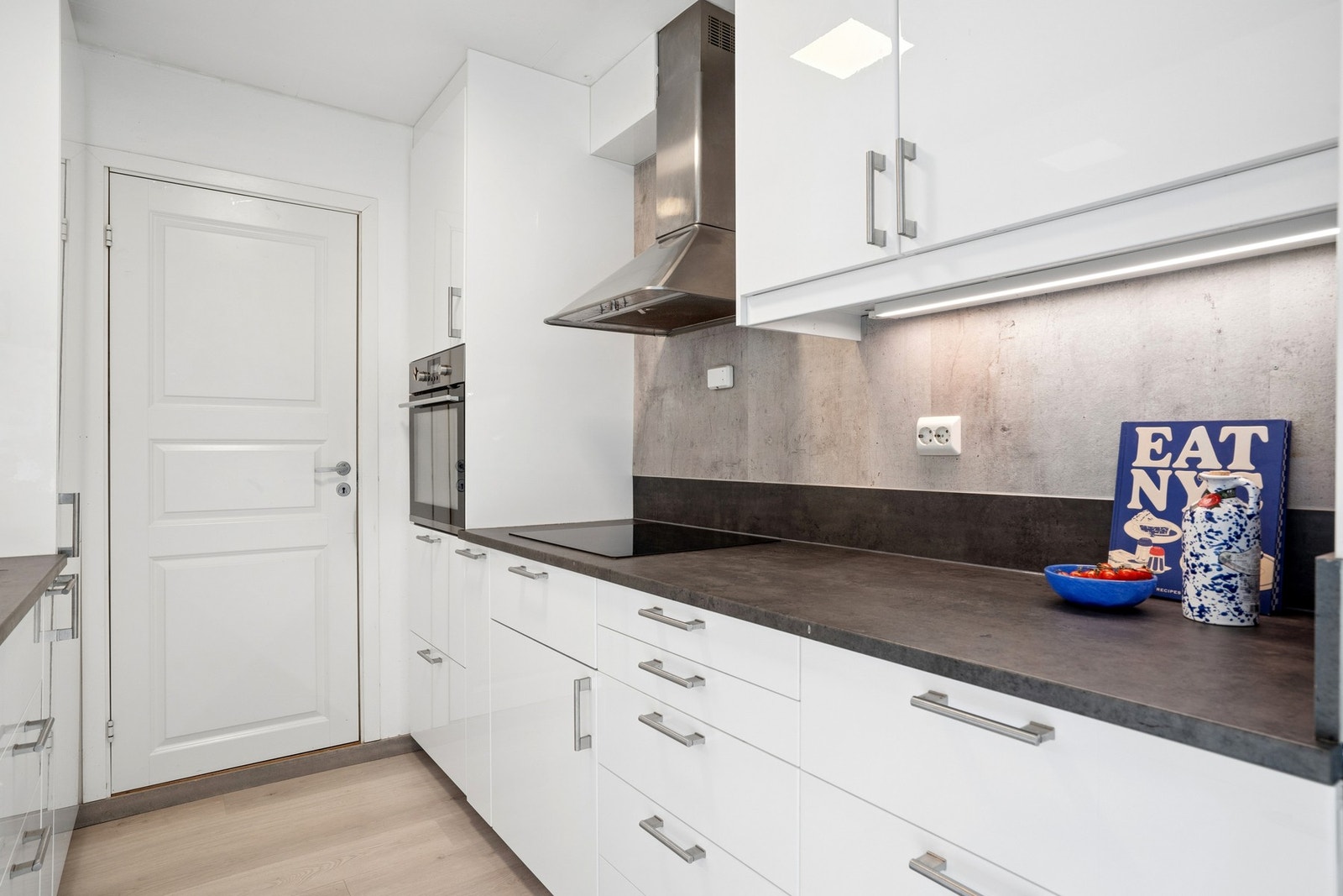 Ventilator med avtrekk og integrerte hvitevarer. Galleribilde