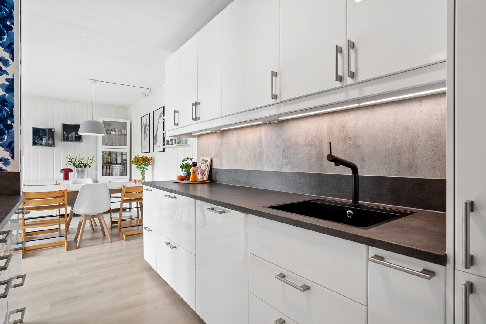 Kjøkkenet har rikelig med skap- og benkeplass, og en naturlig overgang til spiseplassen. Galleribilde