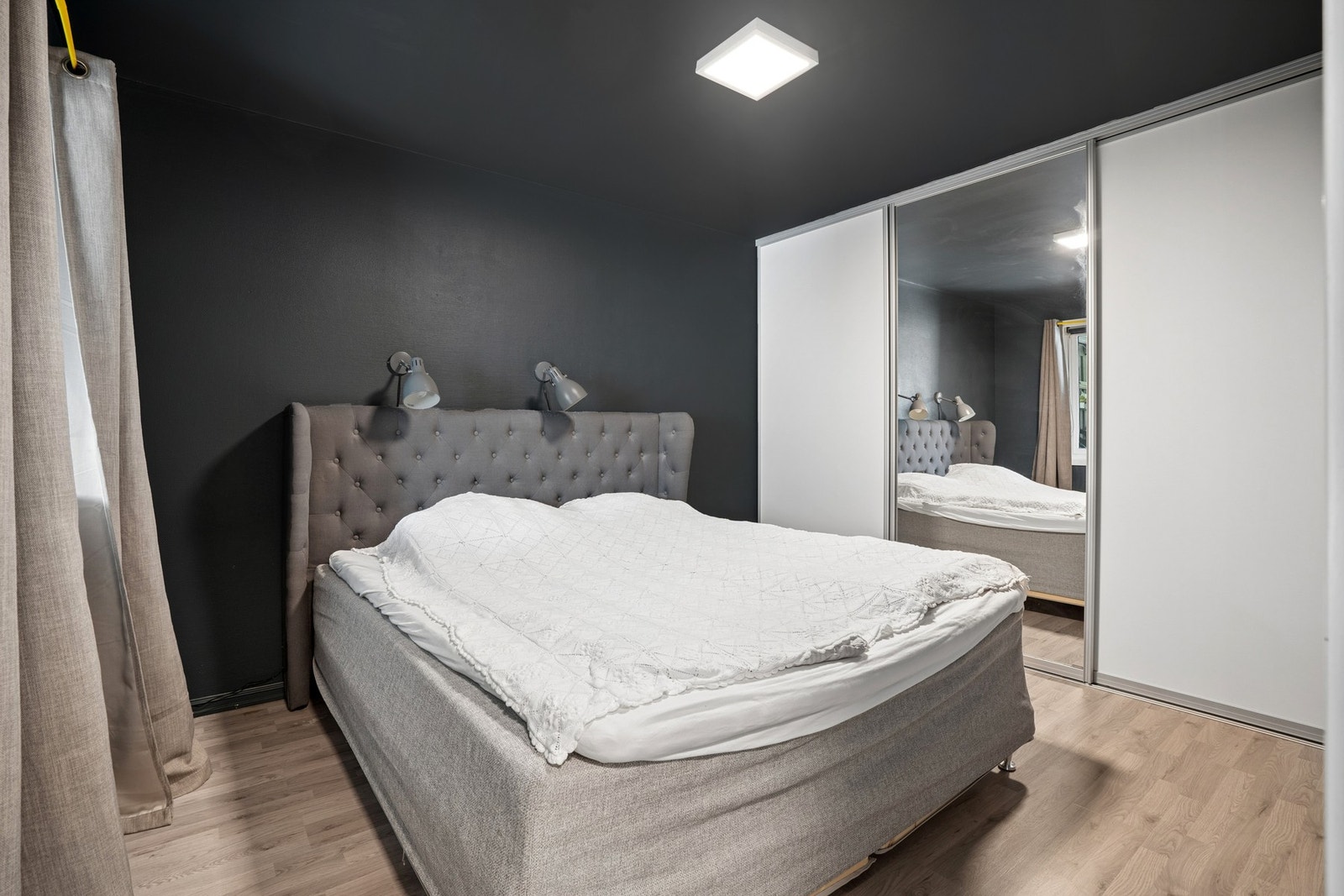 Hovedsoverommet har en romslig skyvedørsgarderobe med speilfronter. Galleribilde