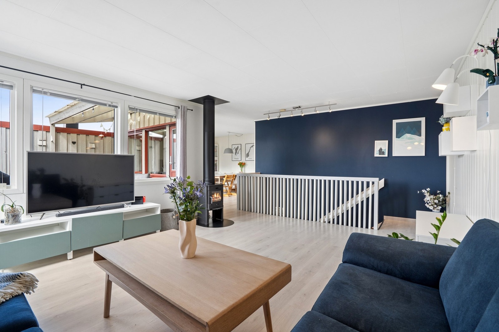Stuen har en effektiv fyringsovn montert på en isolert stålpipe, som gir god varme. Galleribilde