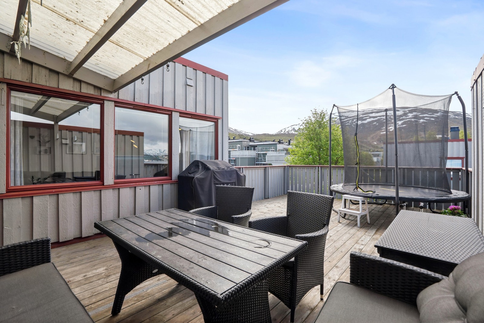 En stor balkong på 32 m² utvider stuen på sommerstid. Den ble bygget i 2010 og har impregnert tredekke. Galleribilde