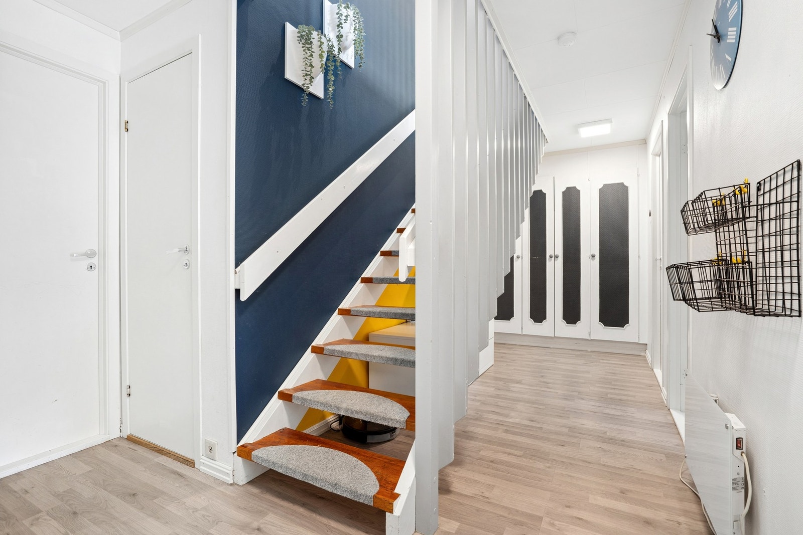 Hallen har gode oppbevaringsmuligheter med garderobeskap. Galleribilde