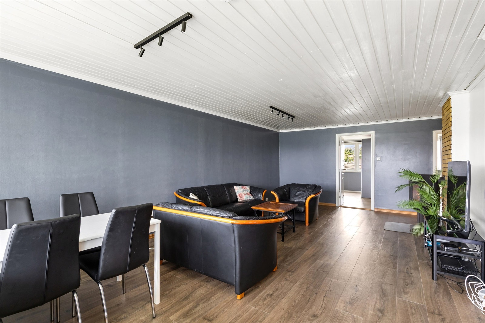 I tillegg til sofagruppe er det god plass til en egen spiseplass i stuen. Galleribilde