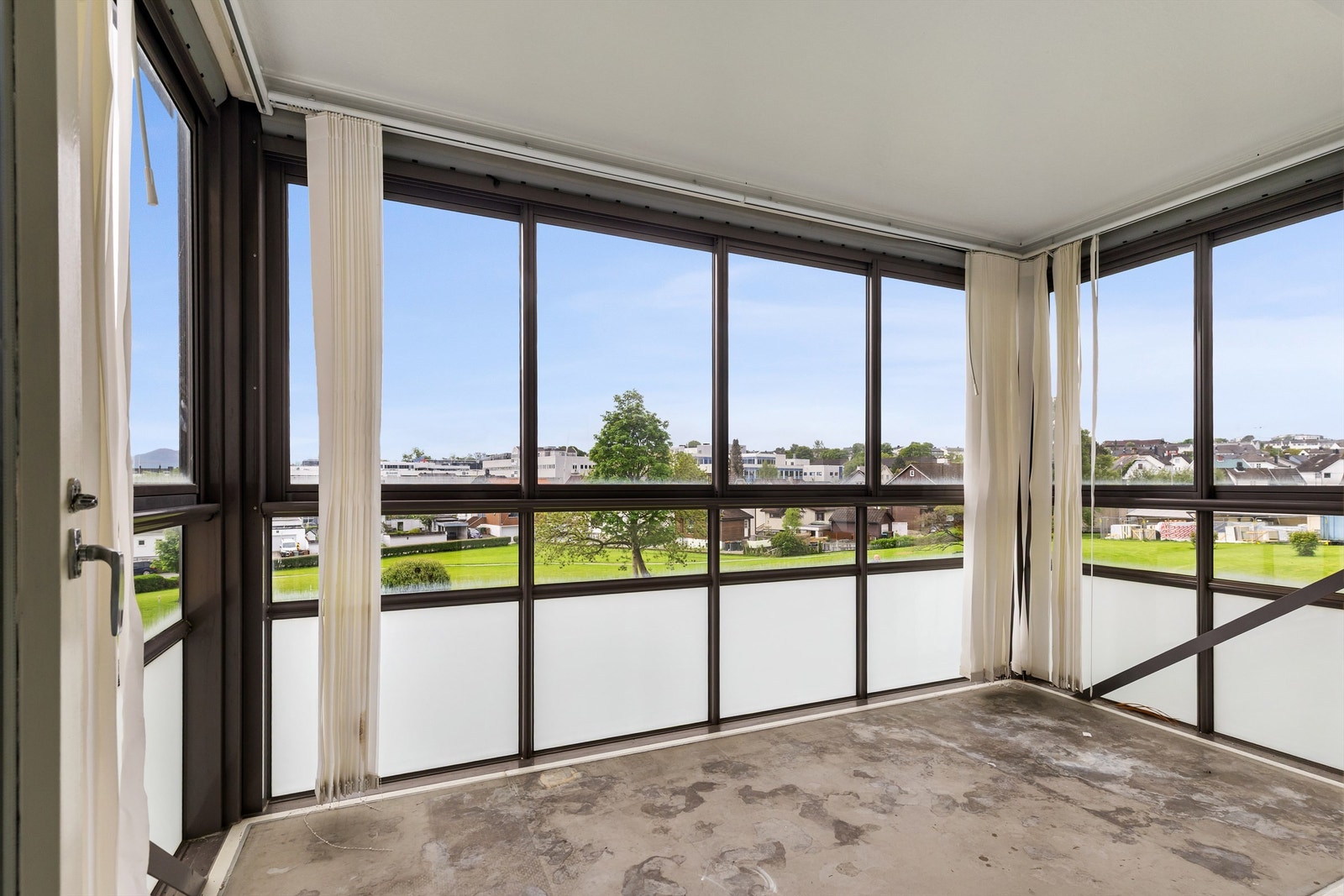 Fra stuen er det utgang til en innglasset balkong på 11 m², et ekstra rom som forlenger sesongen. Galleribilde