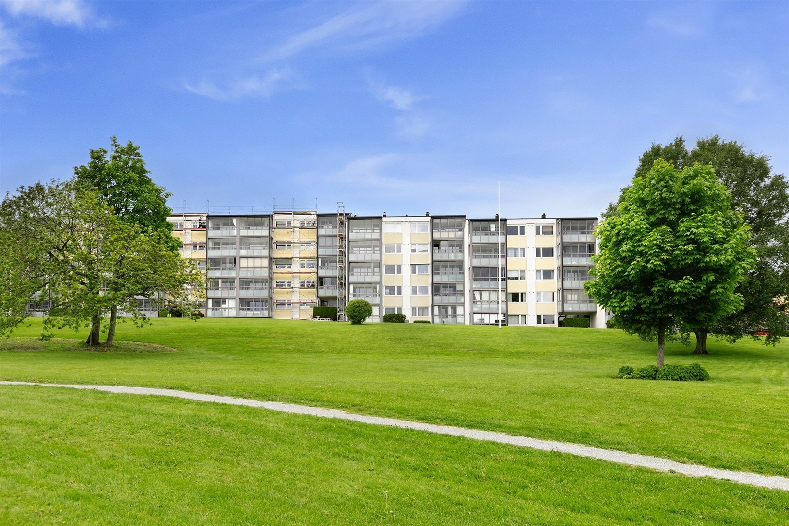 Borettslaget har store og velholdte grøntområder til felles bruk. Galleribilde
