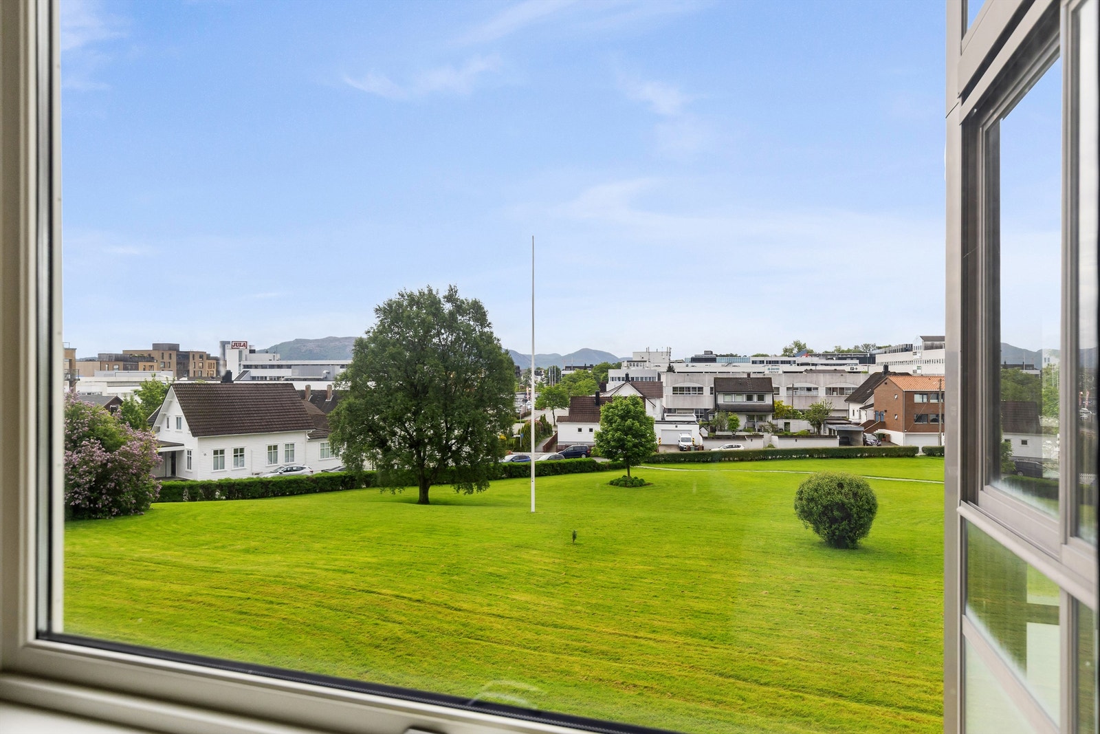 Leiligheten ligger i første etasje med enkel adkomst og utsikt over grøntområdene. Galleribilde