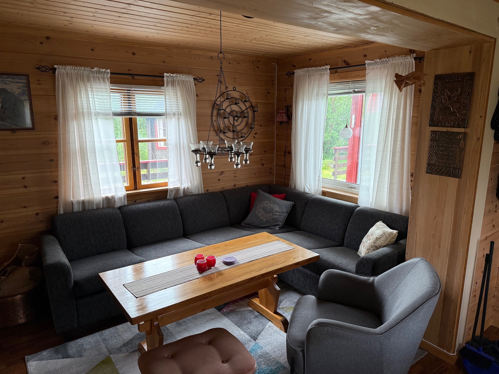 Hytta har en åpen stue/kjøkkenløsning med plass til både sofa- og spisemøblement. Galleribilde
