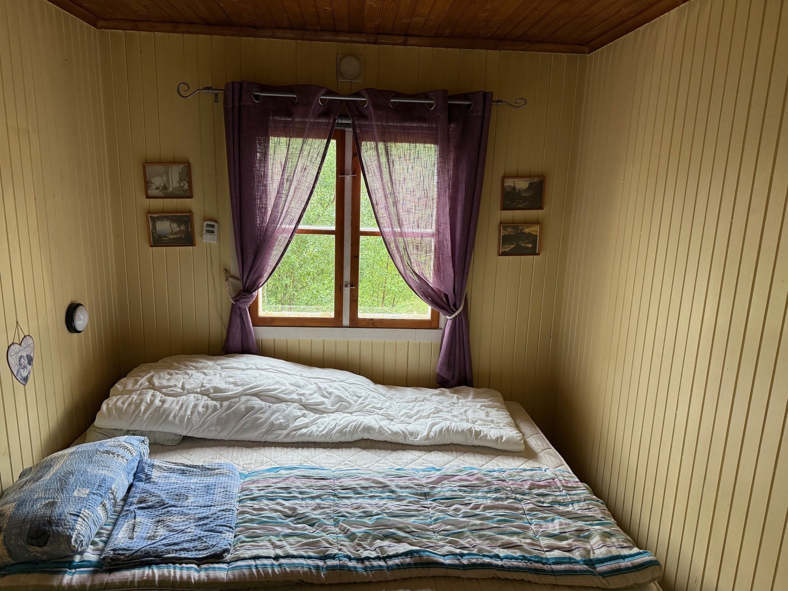 Det er to soverom i hytta med plass til en dobbeltseng i hvert rom. Galleribilde