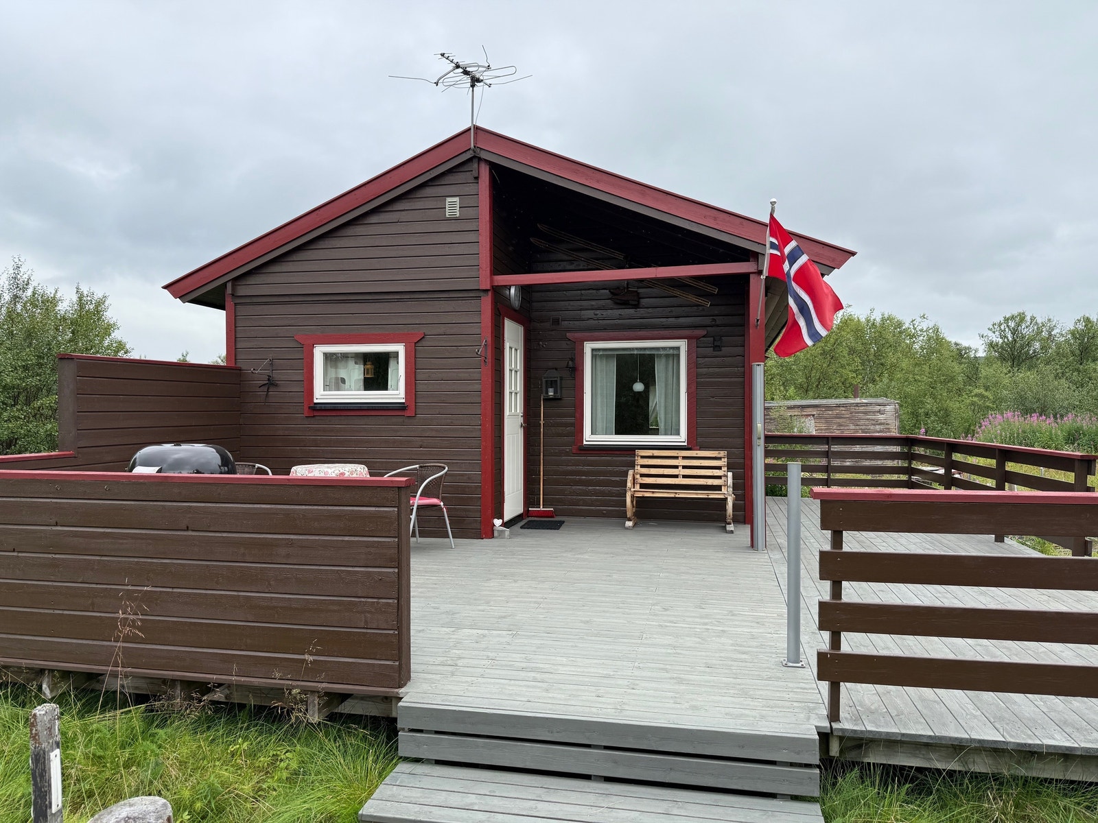 Hytta ble bygd i 2005. Denne har en romslig terrasse ved inngangspartiet. Galleribilde