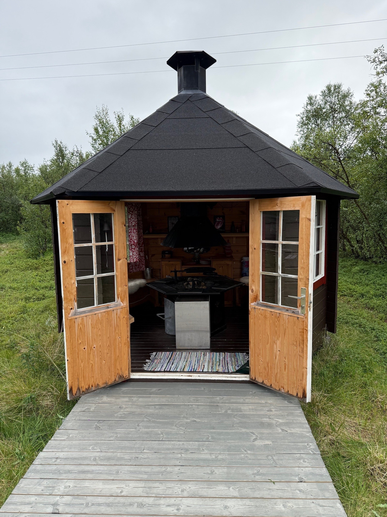 Det er etablert en koselig grillstue der bållivet kan nytes i ruskevær. Galleribilde