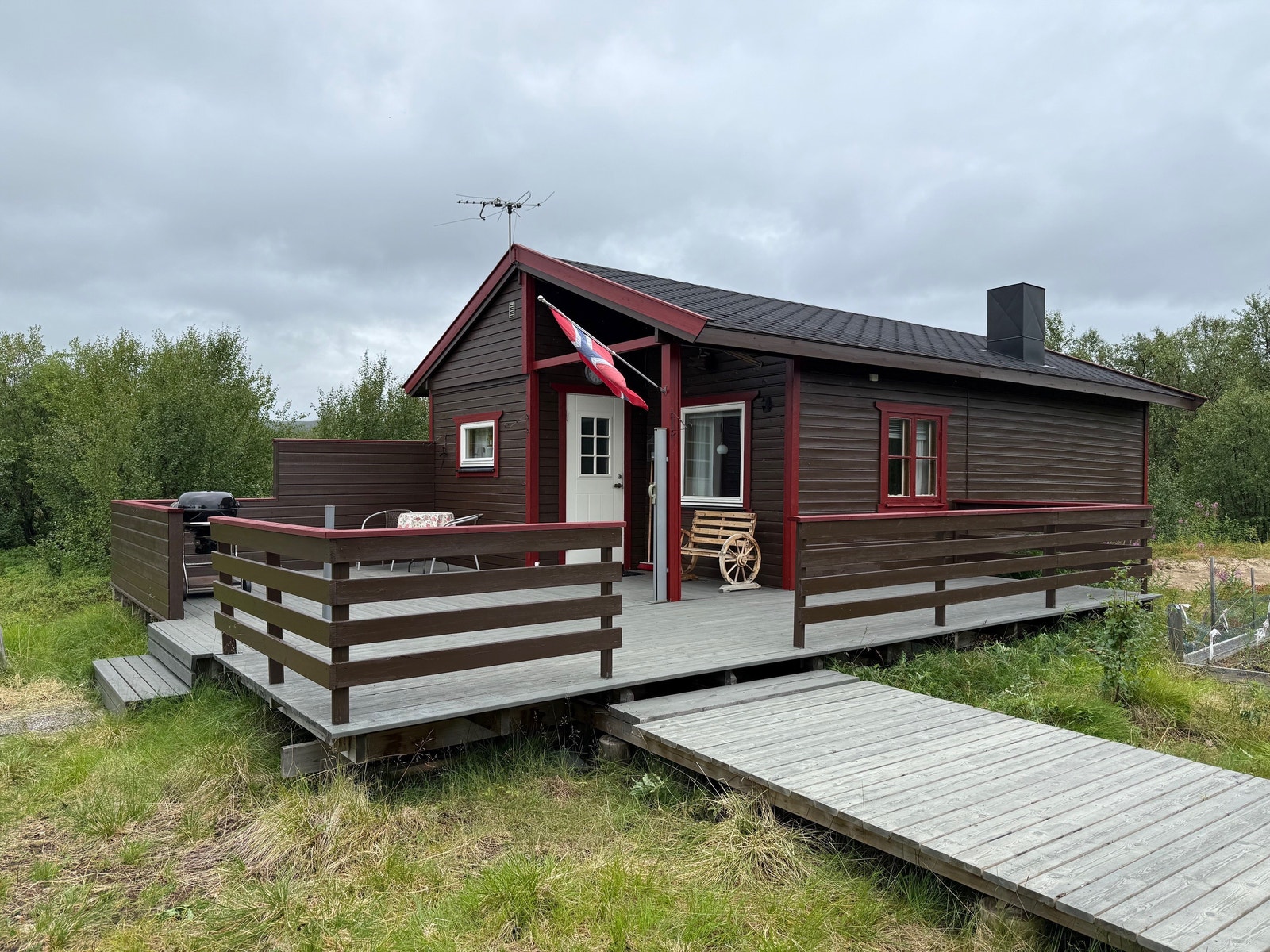 Det er plankebygd gangsti til grillhuset. Galleribilde