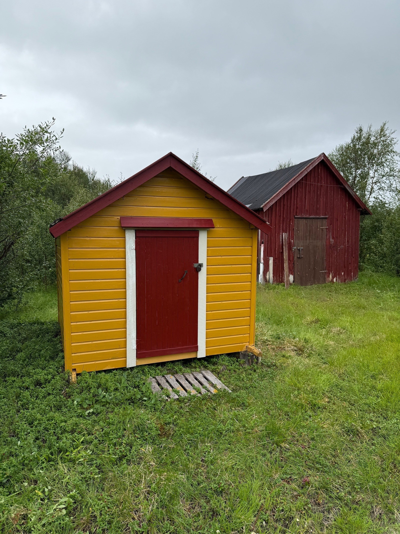 På eiendommen er det også to boder/uthus med rikelig lagringsplass. Galleribilde