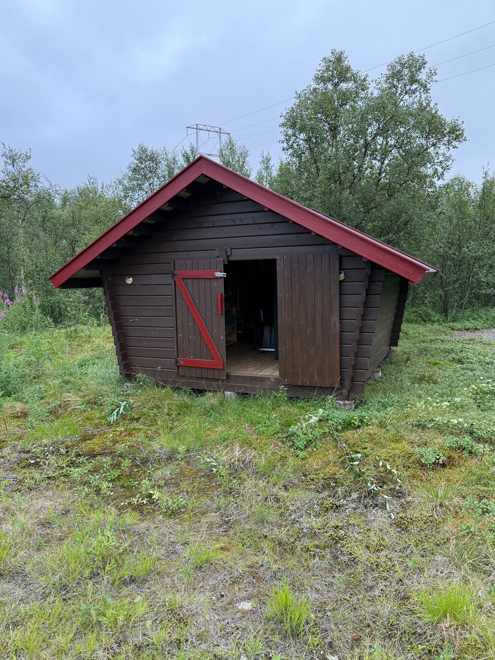 Også ved hytta er det en utebod med god lagringsplass. Galleribilde