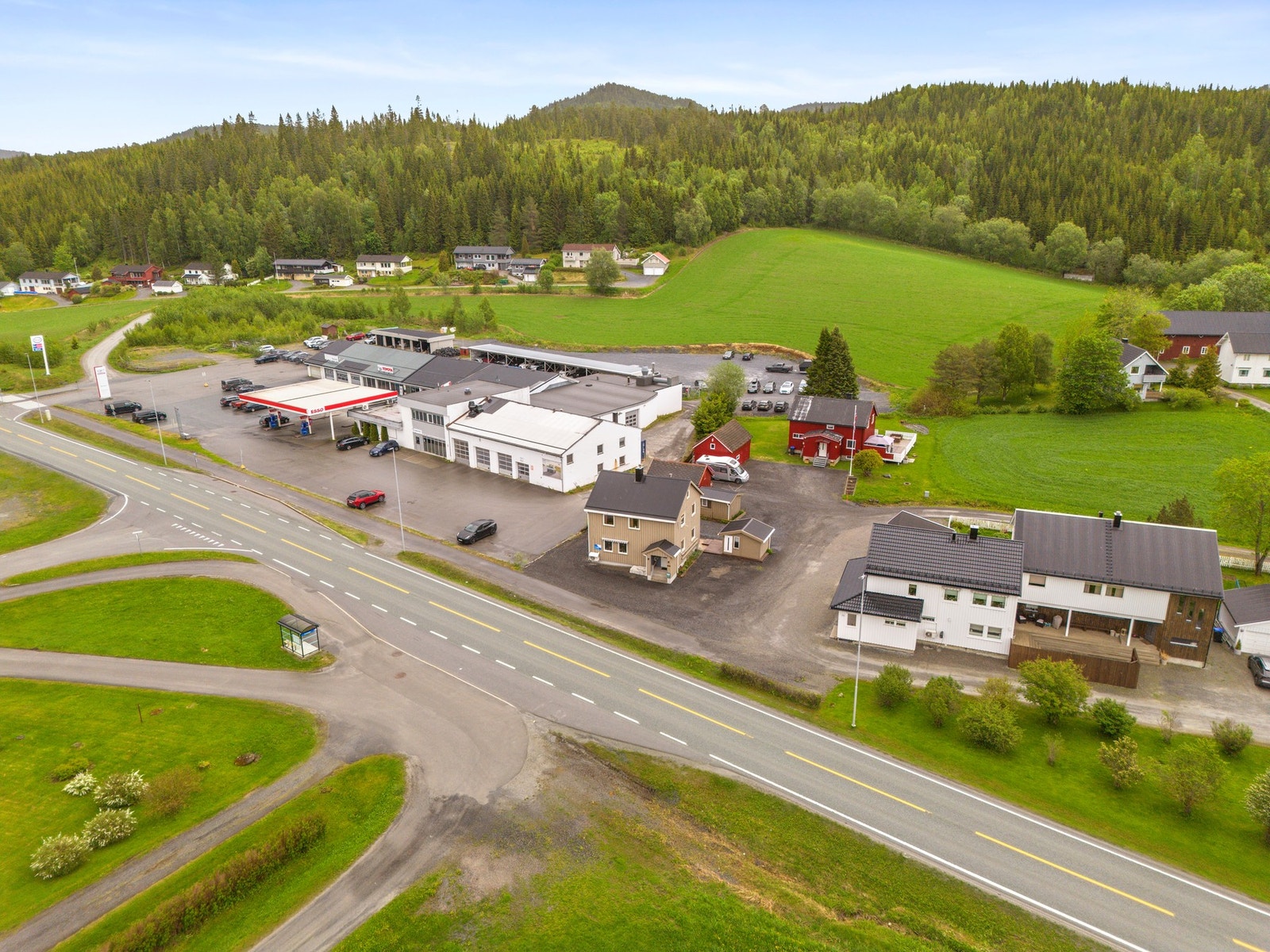 Kort vei til friområder, Rungstadvatnet og Byafjellet med fine turmuligheter. Umiddelbar nærhet til bensinstasjon. Galleribilde