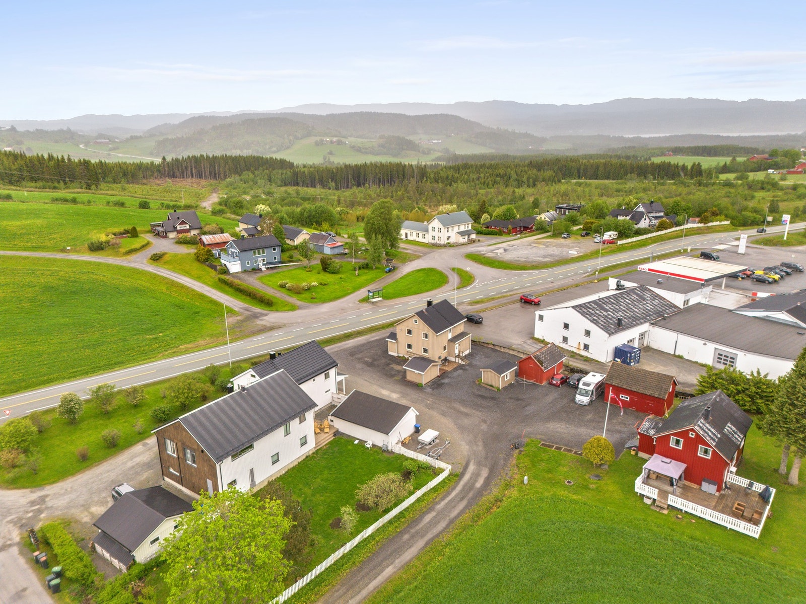 Beliggende ca 5-7 min fra Steinkjer by, med busstopp ca 100 meter unna huset. Galleribilde
