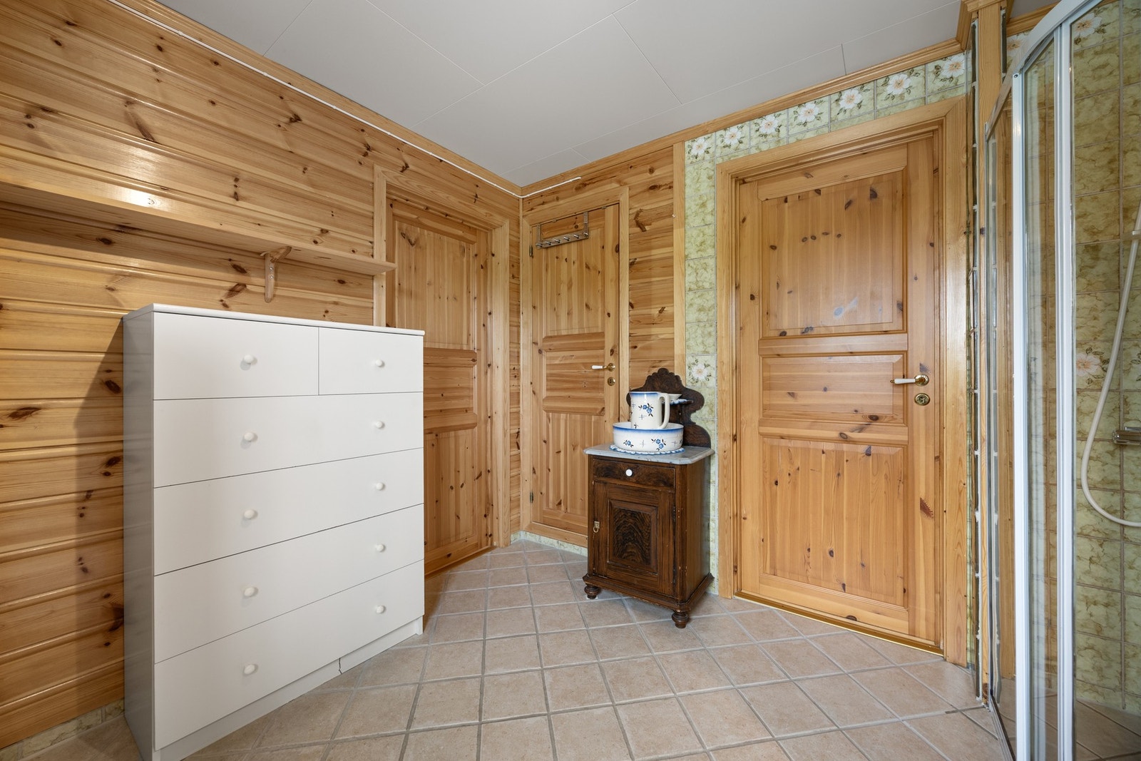 Badet har flislagt gulv med varme. Galleribilde