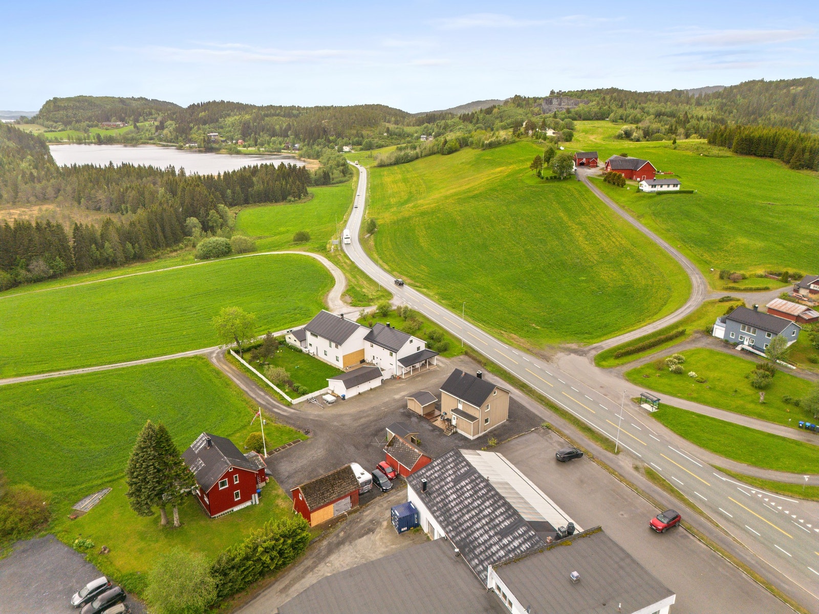 Innholdsrik eiendom bestående av enebolig, uthus, anneks og hytte. Galleribilde
