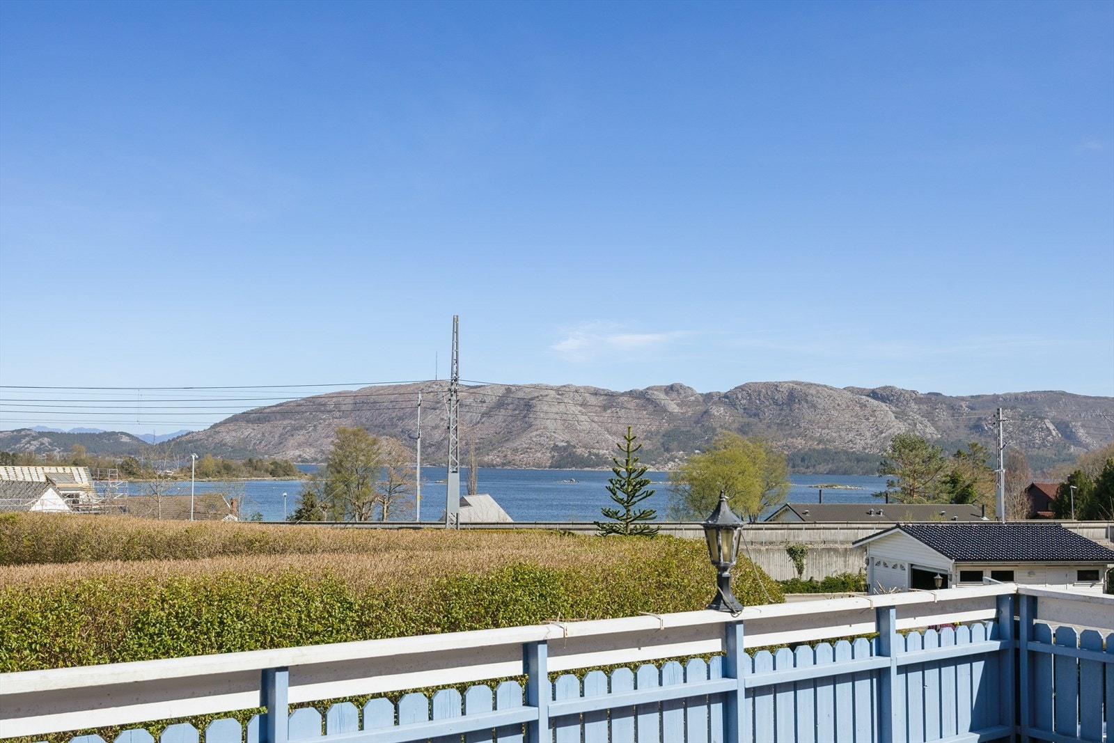 Gode solforhold og fin utsikt mot nærområdet og sjøen! Galleribilde