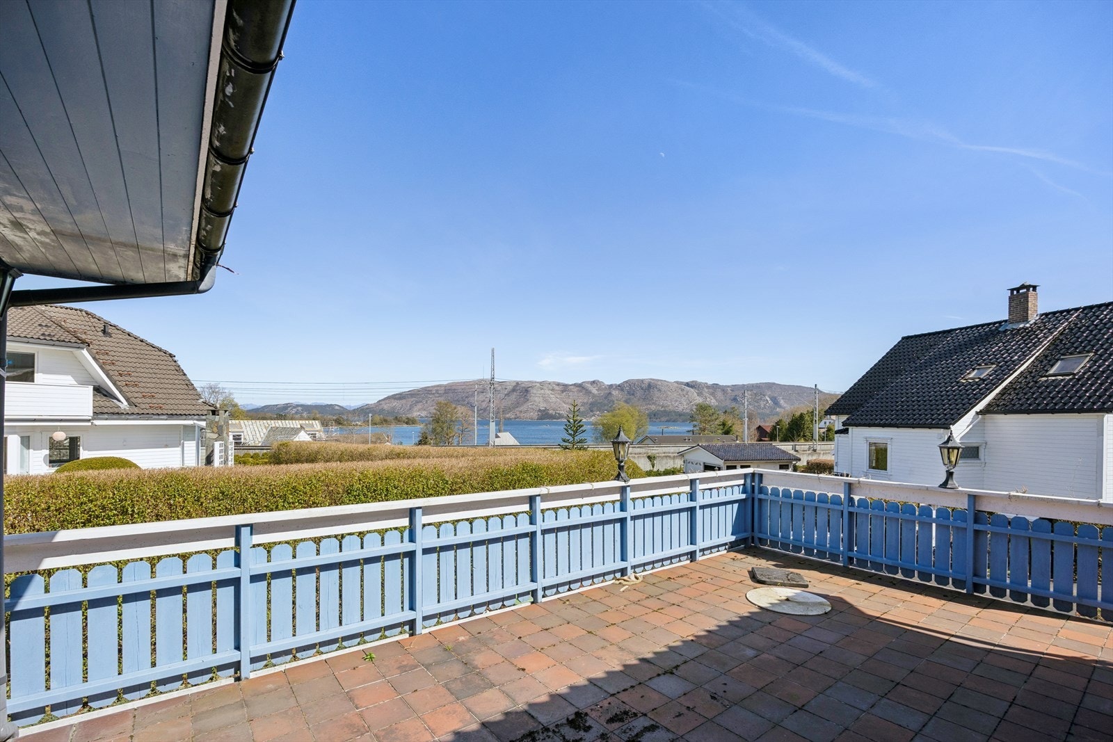 Romslig terrasse med gode solforhold og god plass til utemøbler - perfekt for avslapning og sosiale sammenkomster. Galleribilde