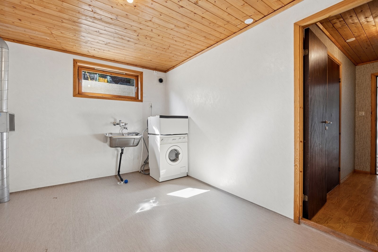 Romslig vaskerom i kjeller. Galleribilde