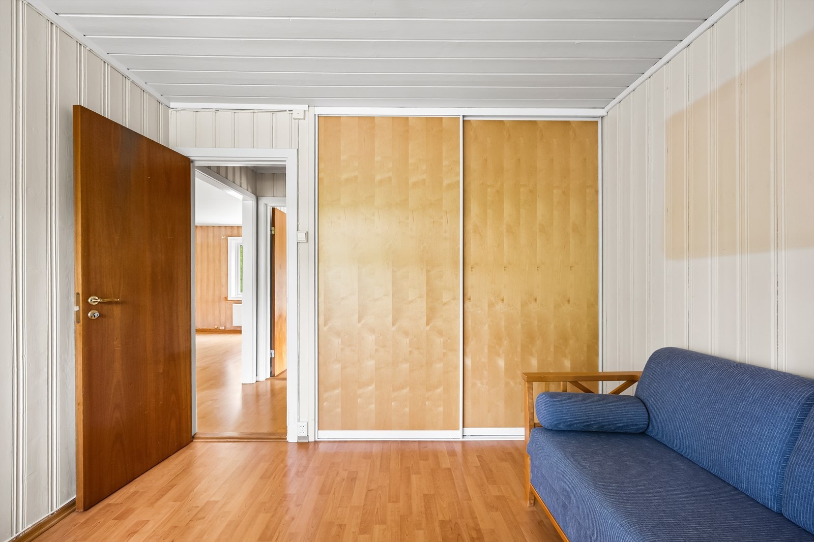 Også dette rommet har en stor skyvedørsgarderobe for oppbevaring. Galleribilde