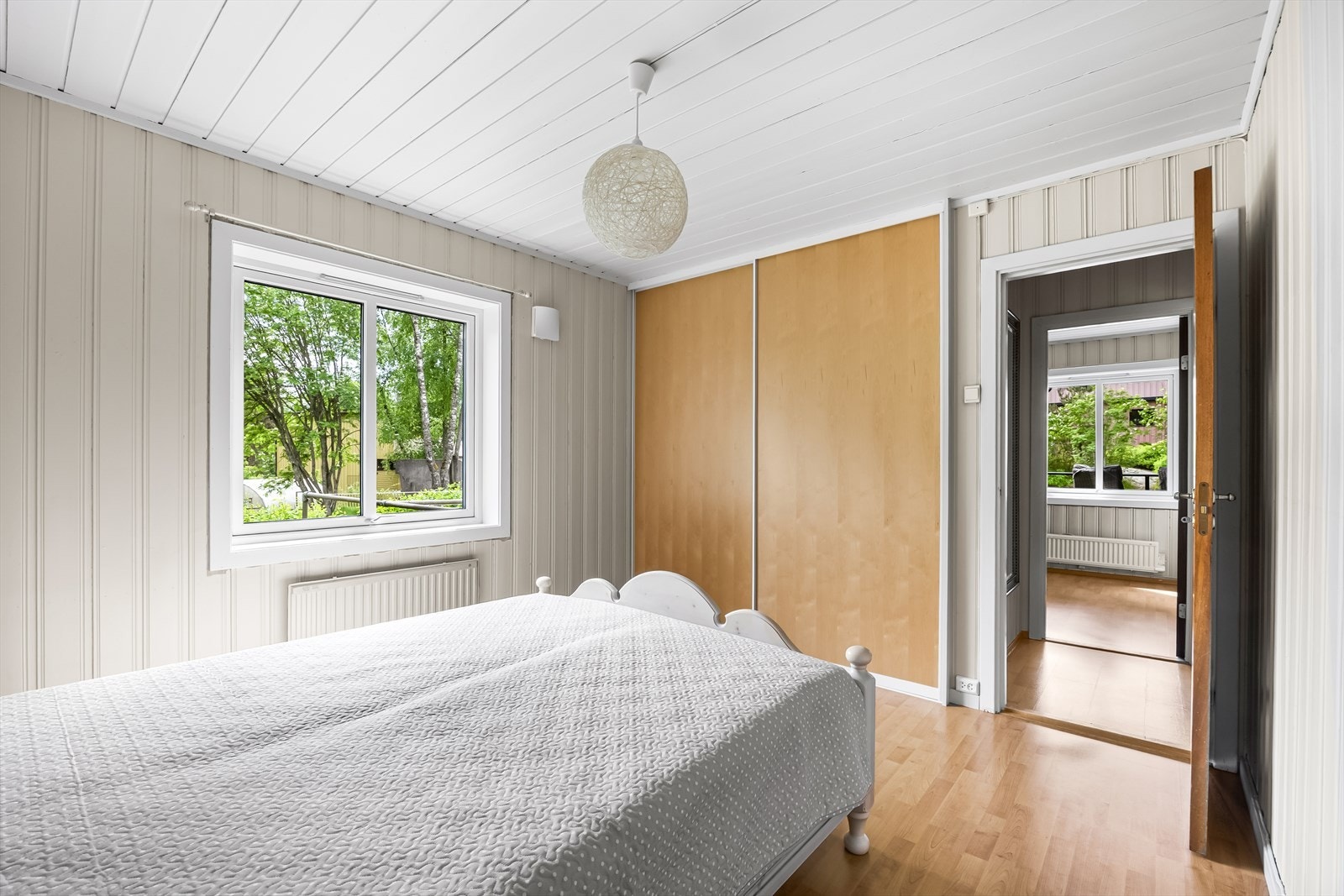 Rommet er utstyrt med en romslig skyvedørsgarderobe for god oppbevaring. Galleribilde