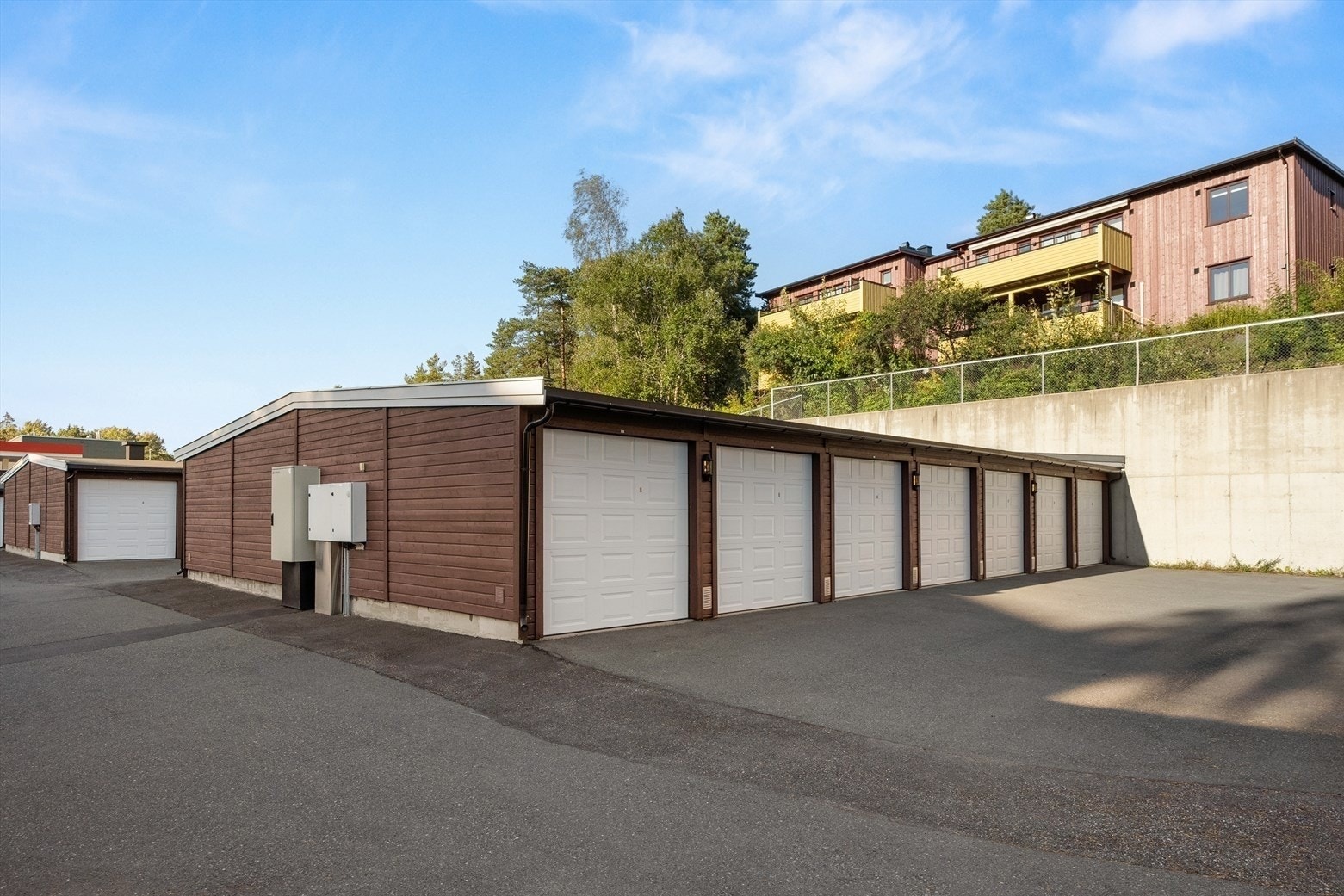 Egen garasjeplass med automatisk portåpner følger andelen. Tilrettelagt infrastruktur for lading av elbil. Galleribilde