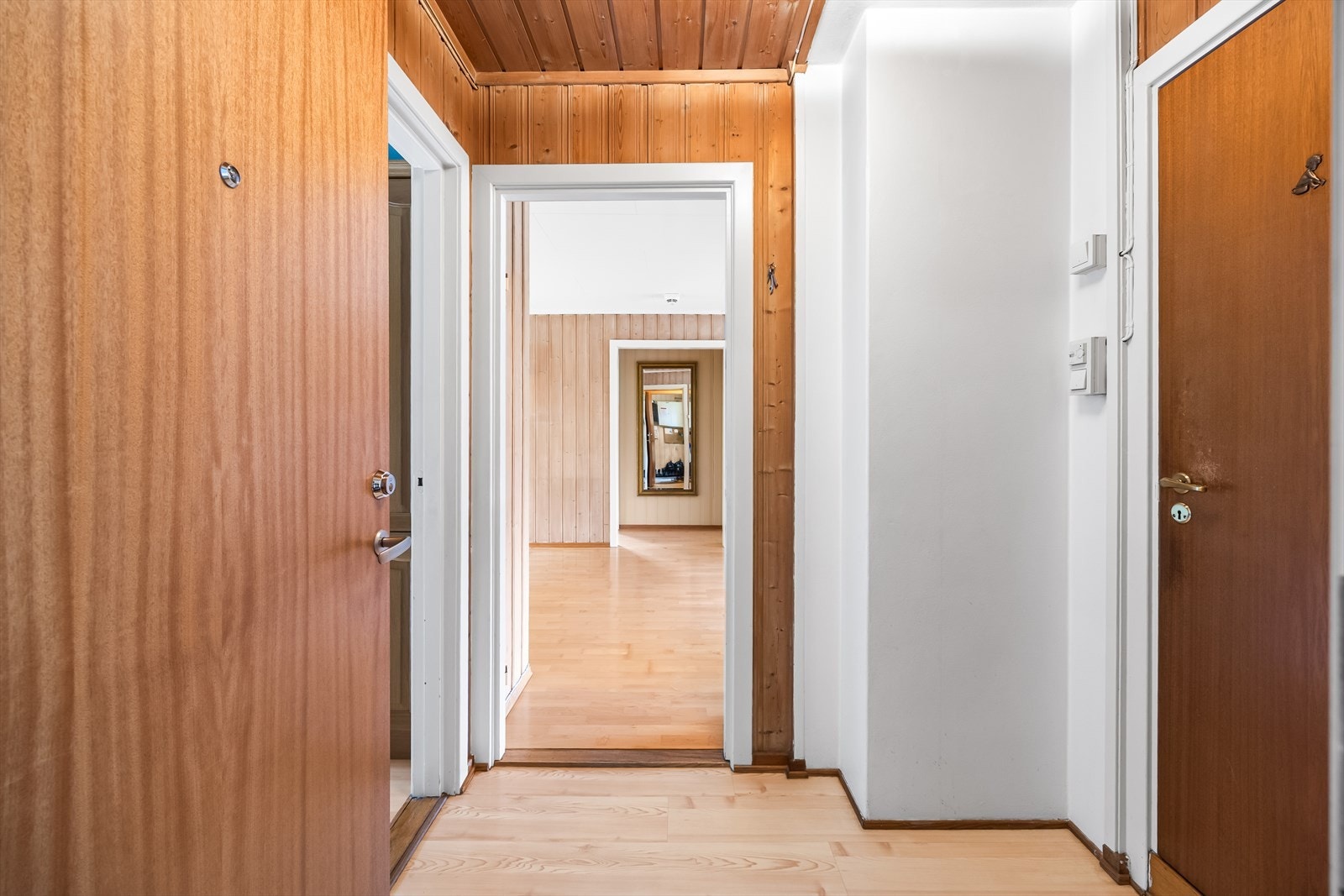 Her ønskes du velkommen inn til en gang med plass for oppheng av yttertøy. Entrédøren er brann- og lydklassifisert. Galleribilde