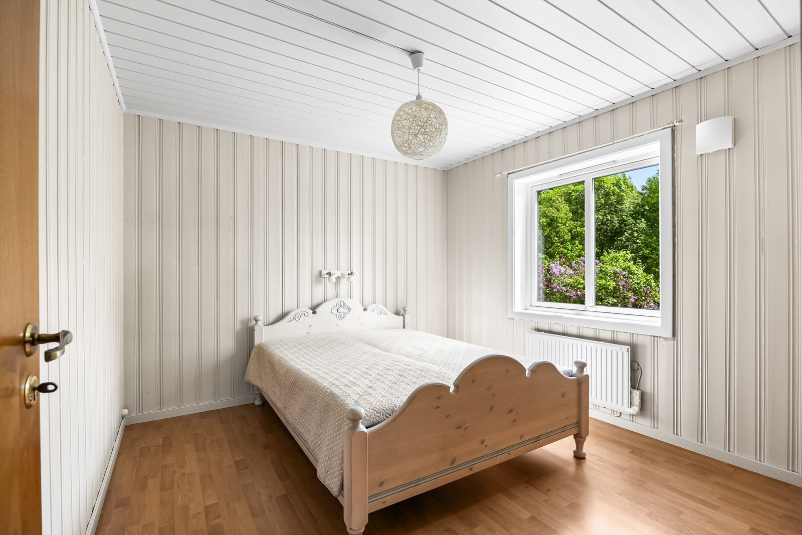 Boligen har også to gode soverom, begge plassert på ende av boligen og malt i et lyst fargevalg. Galleribilde