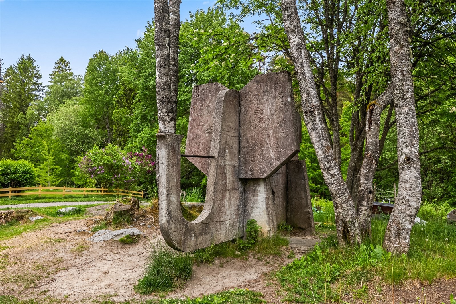 Skogen byr også på svært fine muligheter for buldring og klatring. Galleribilde