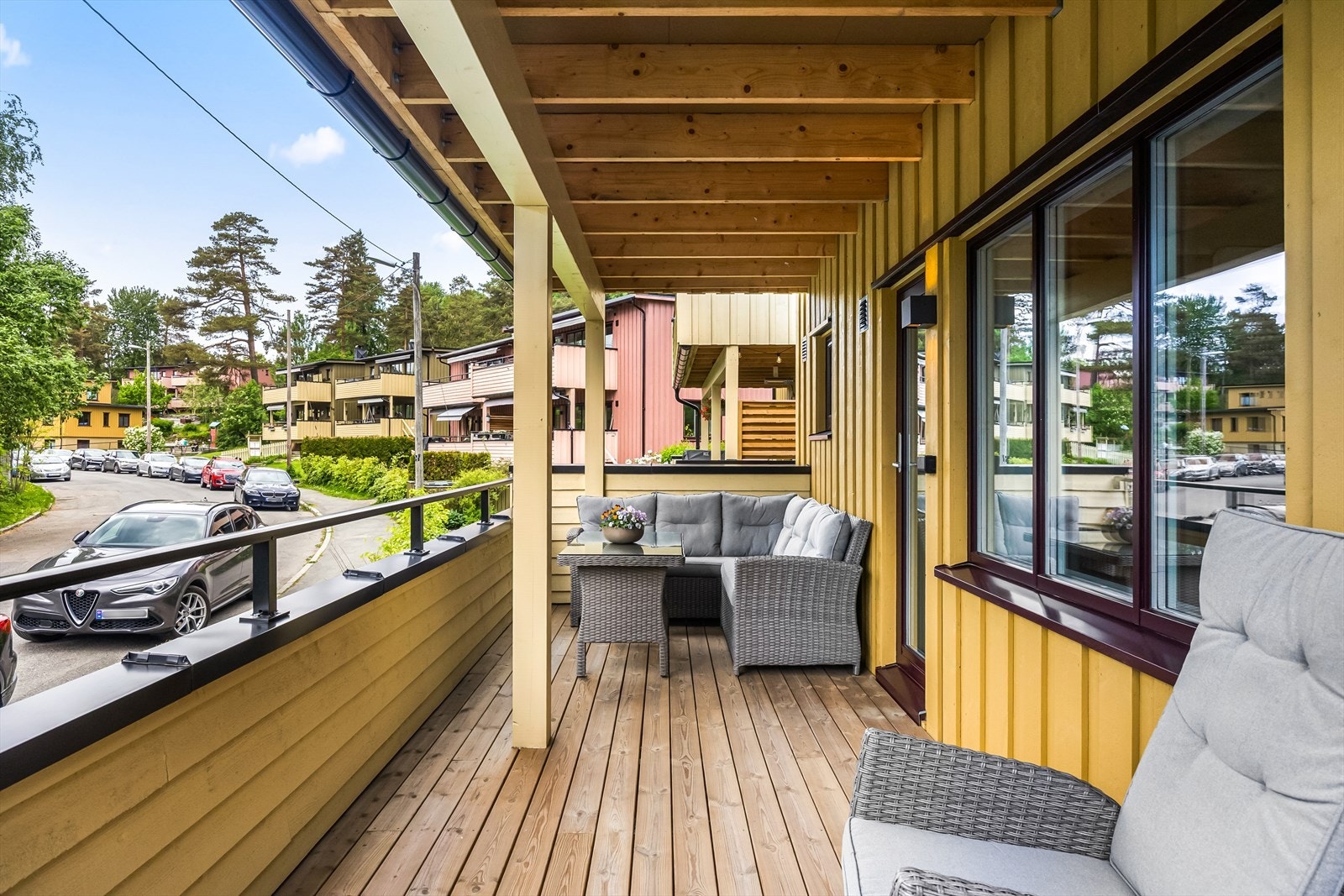 Verandaen ble bygget ny i regi av borettslaget i 2023/2024, og har terrassebord i tre. Galleribilde