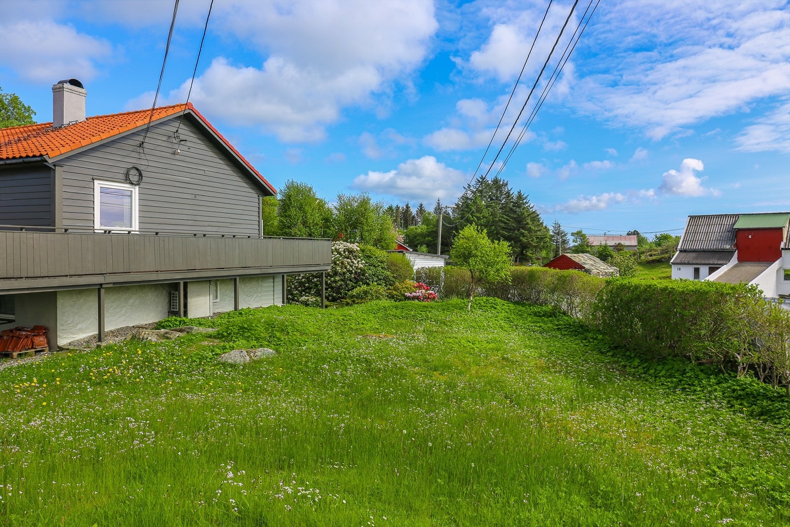 - Boligen har en nydelig opparbeidet tomt med solrikt terrasseareal og skjermet hagedel - et ideelt familiehjem for både store og små - Galleribilde
