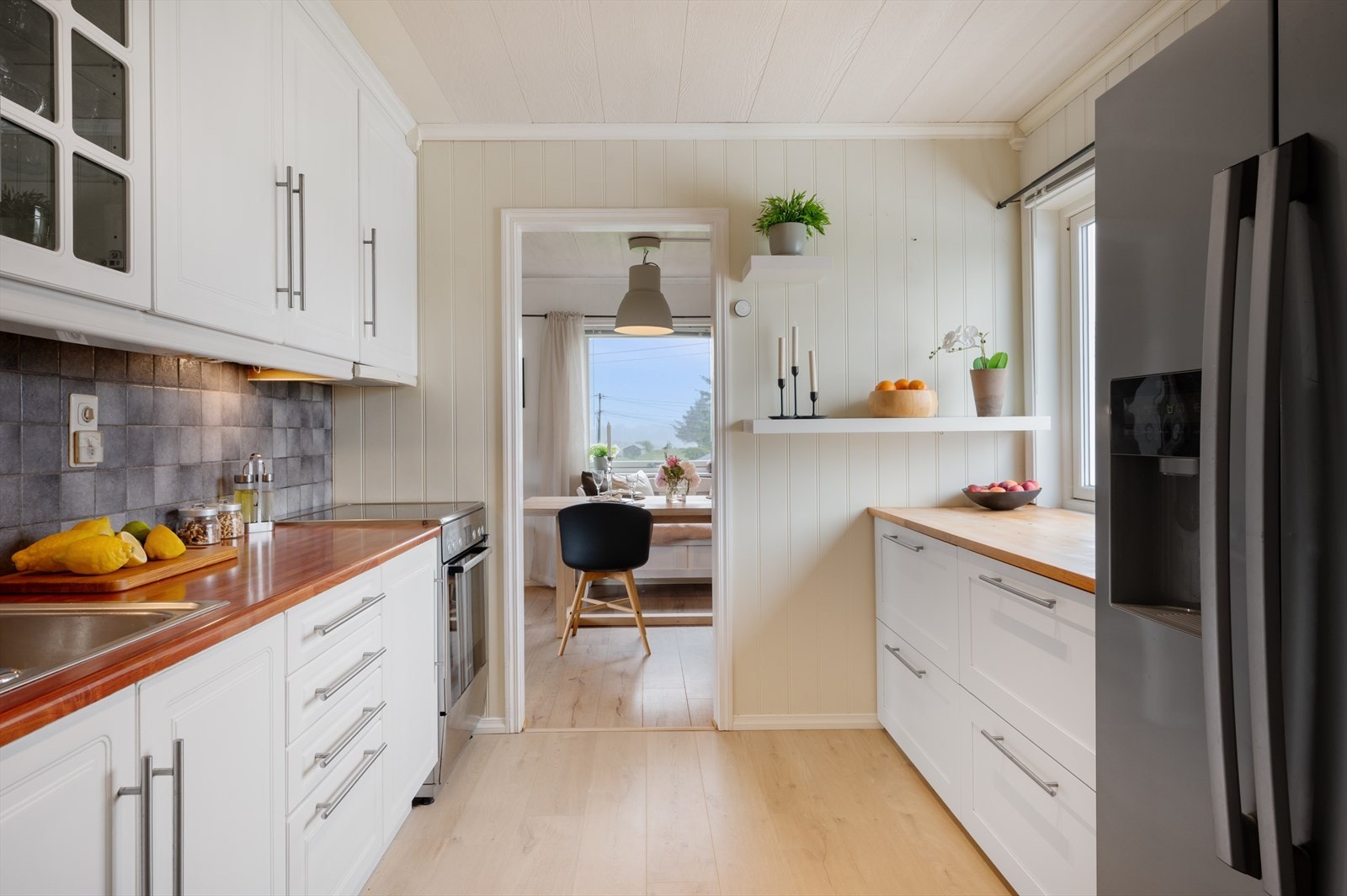 - Godt med skap- og benkeplass til glede for husets kokk - Galleribilde
