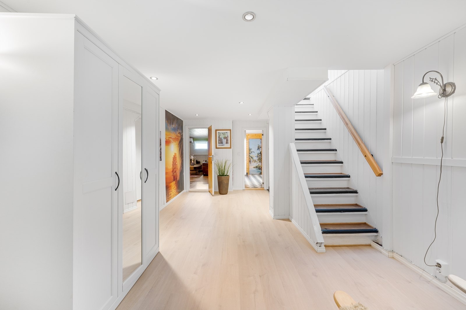 - Underetasjen inneholder hall m/trapp, soverom, kjellerstue, bad, bod og kott under trapp - Galleribilde