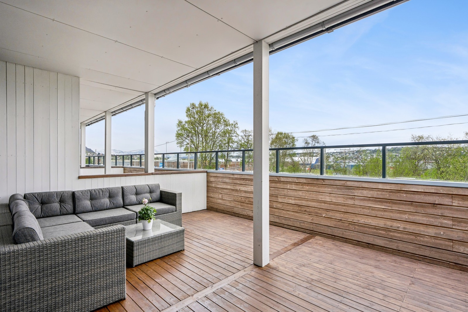 Den overbygde terrassen i sokkeletasjen er på over 21 m² og gir en lun og skjermet uteplass. Galleribilde