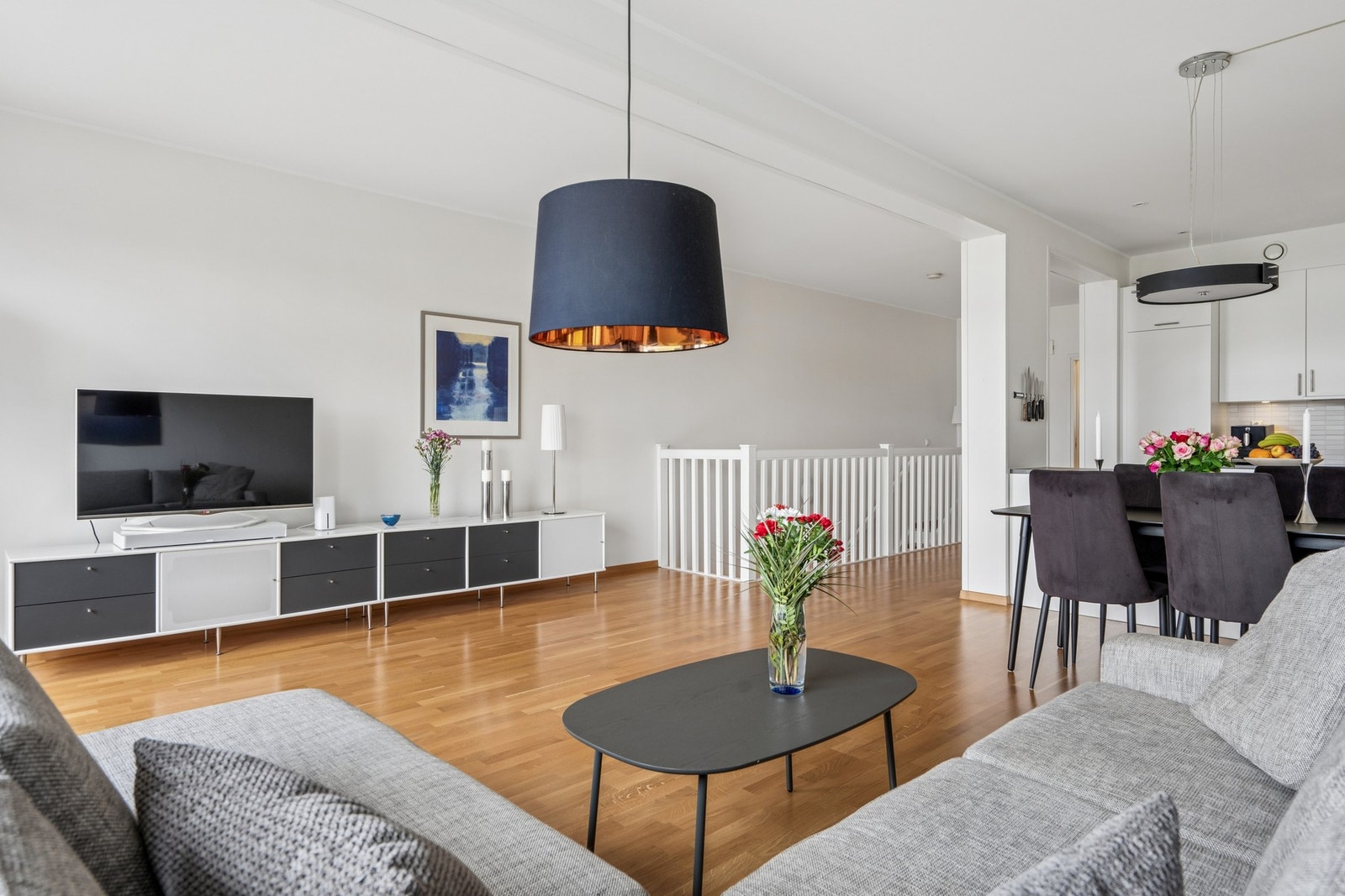 Tilknytningen til trappen ned til sokkeletasjen er sentralt plassert i oppholdsrommet. Galleribilde