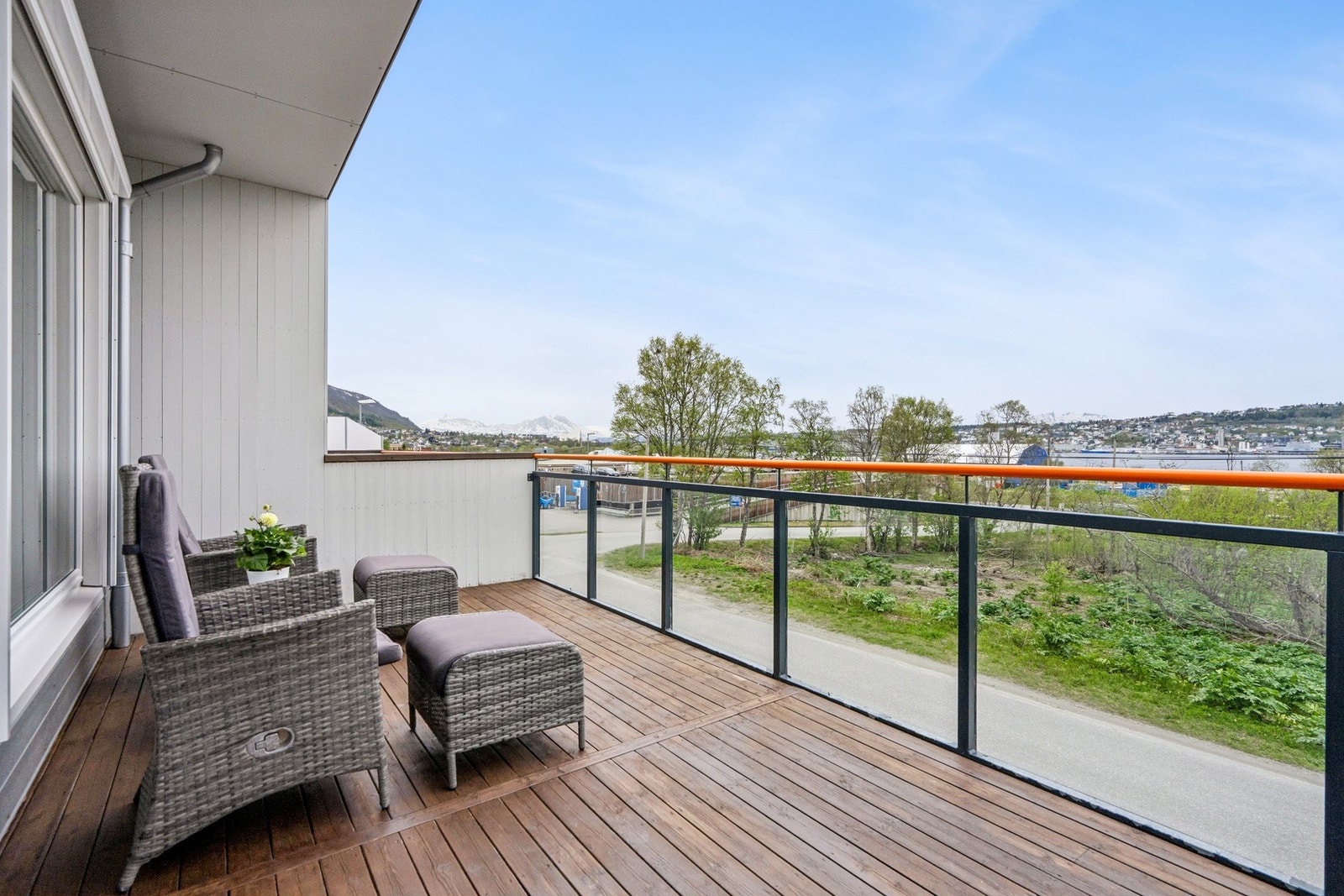 Fra stuen er det utgang til en av boligens to terrasser. Her er det god plass til en sittegruppe. Galleribilde