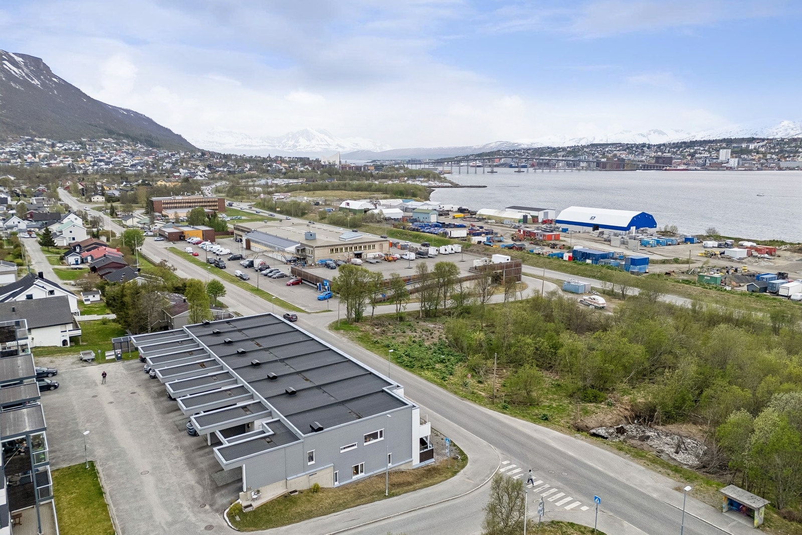 Det er kort vei til dagligvarebutikker som Rema 1000 og kjøpesenteret AMFI Pyramiden. Galleribilde