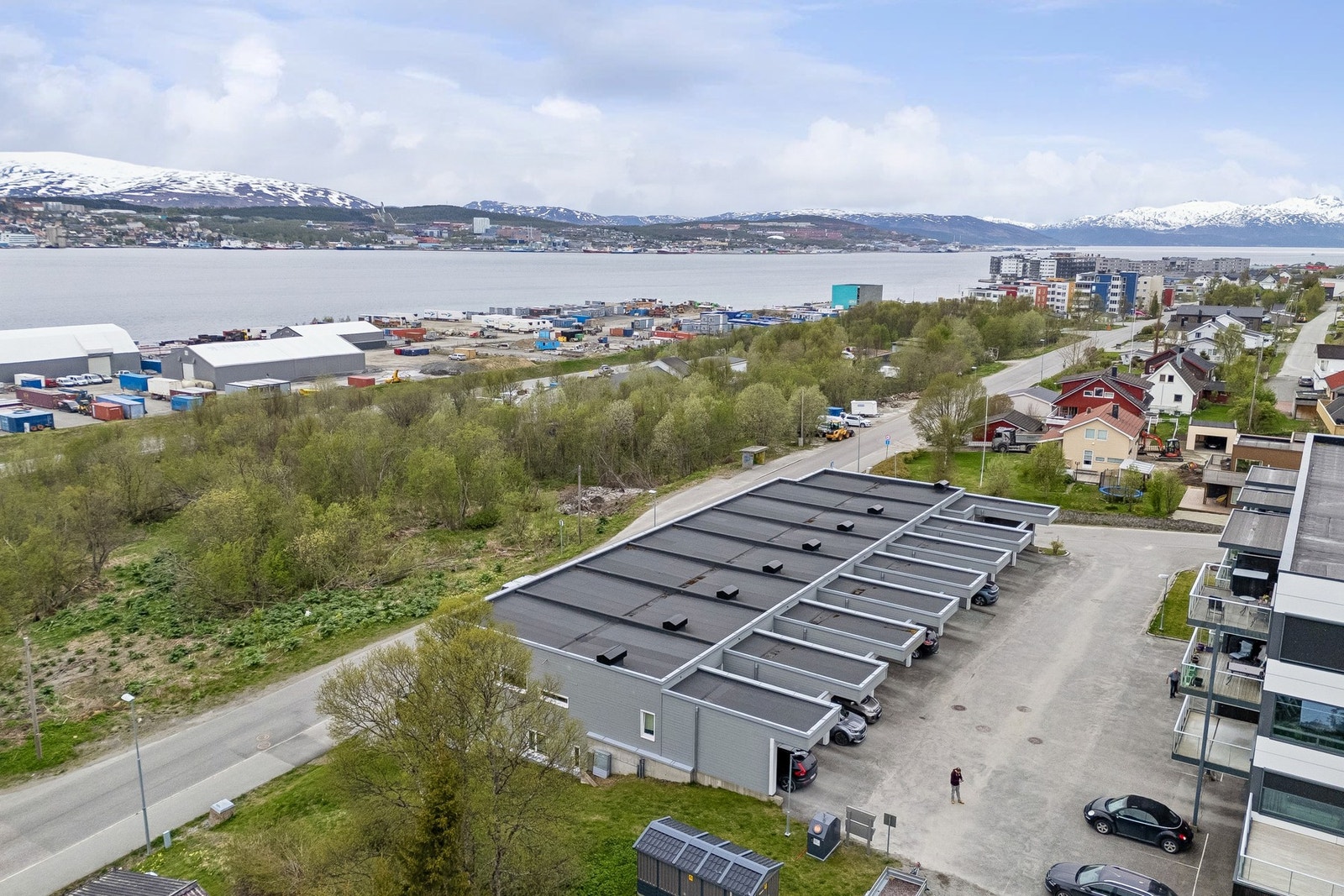 Fra eiendommen er det utsikt mot Tromsøysundet. Galleribilde